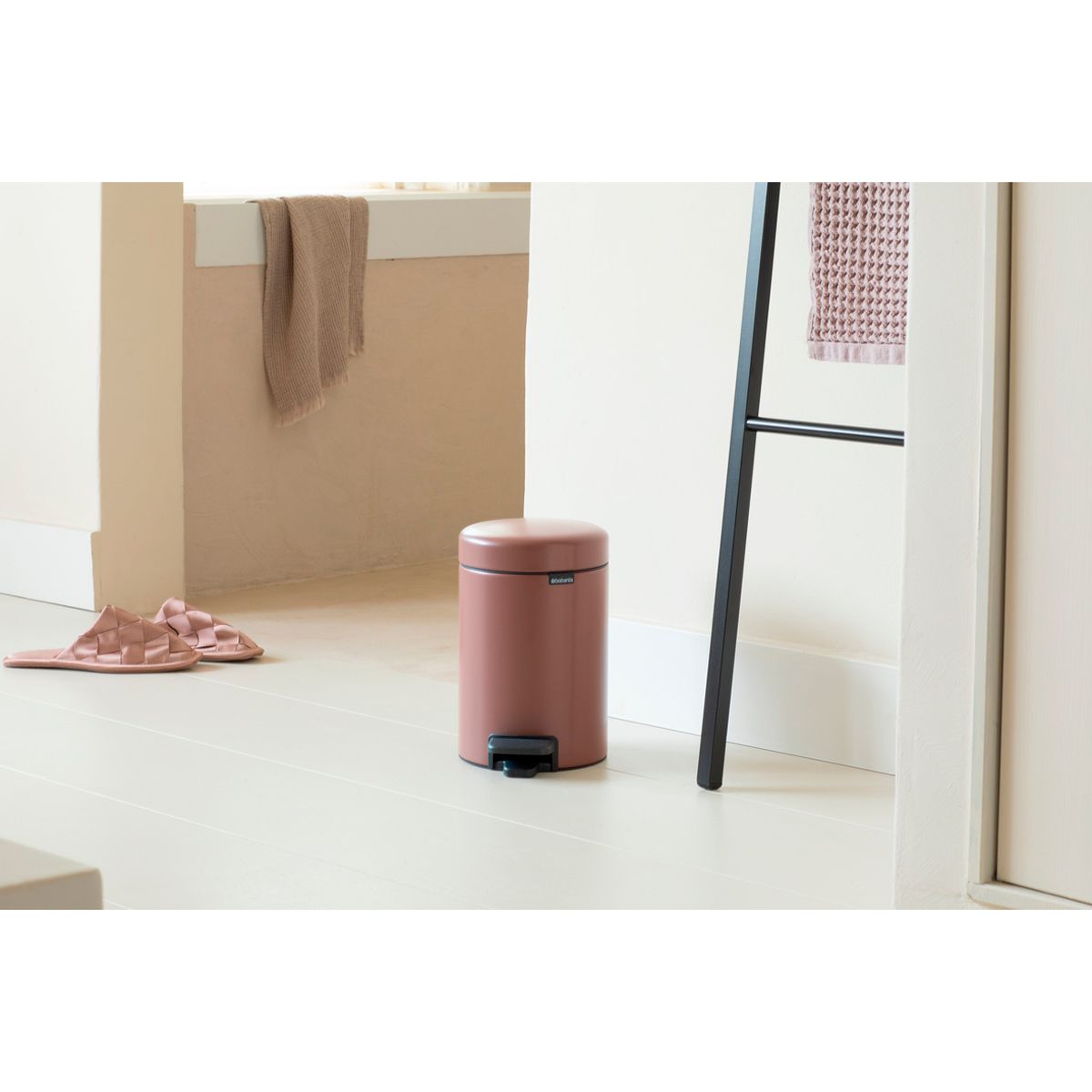 Бак мусорный Brabantia NewIcon с педалью светло-коричневый 3л 233968 - фото 6