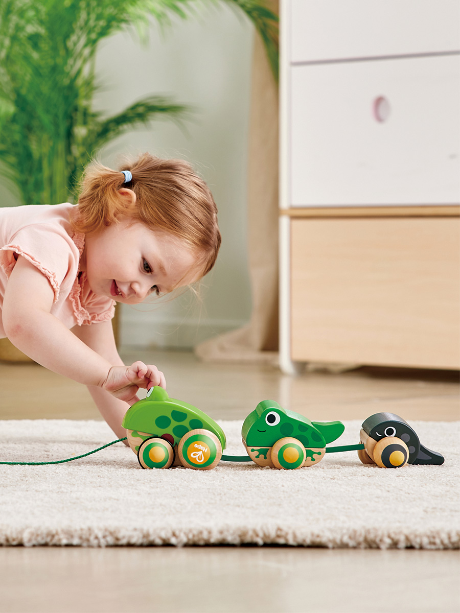 Игрушка Hape каталка Семья лягушек на прогулке - фото 1