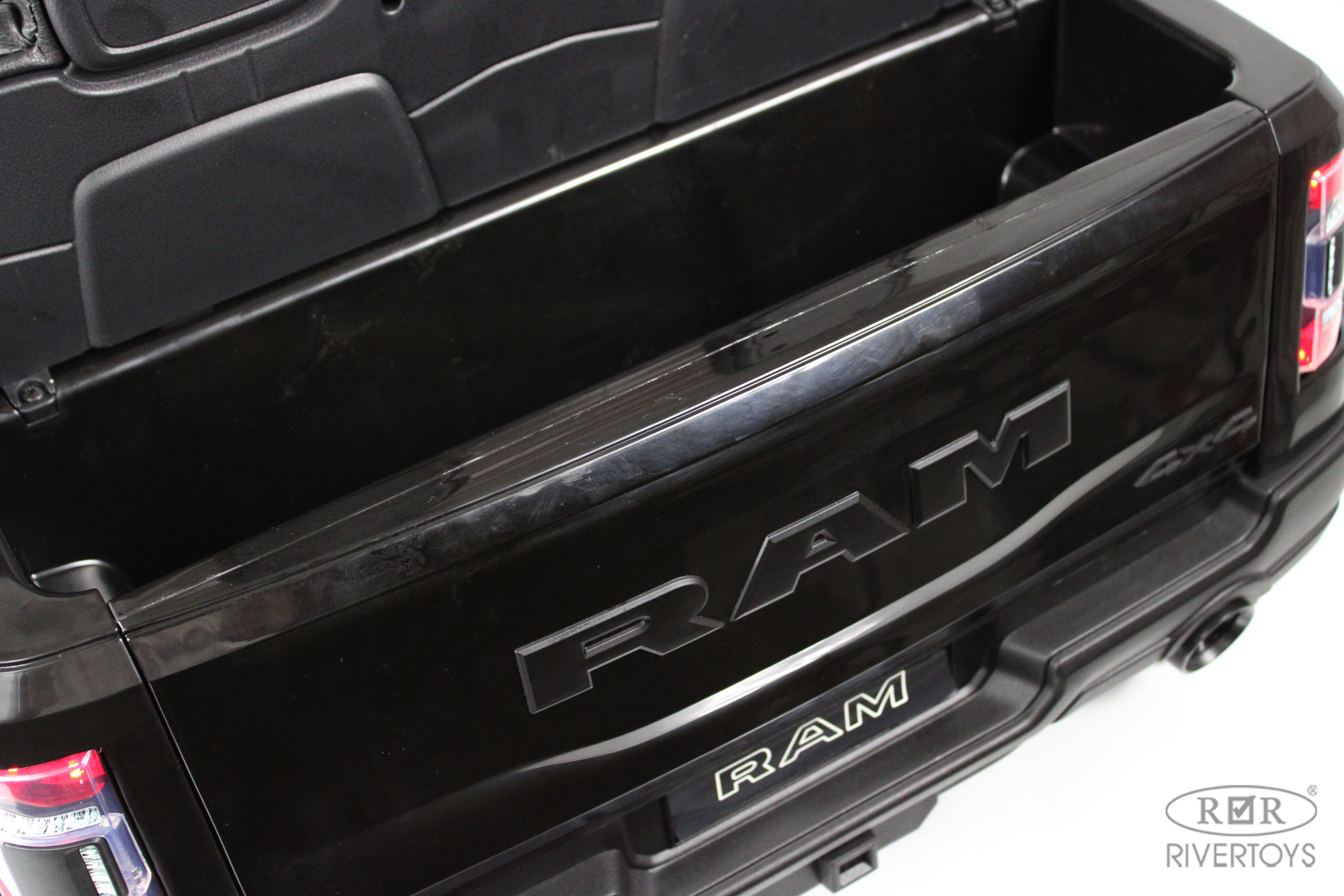 Электромобиль RIVERTOYS O111OO-RAM-BLACK С пультом ДУ - фото 25