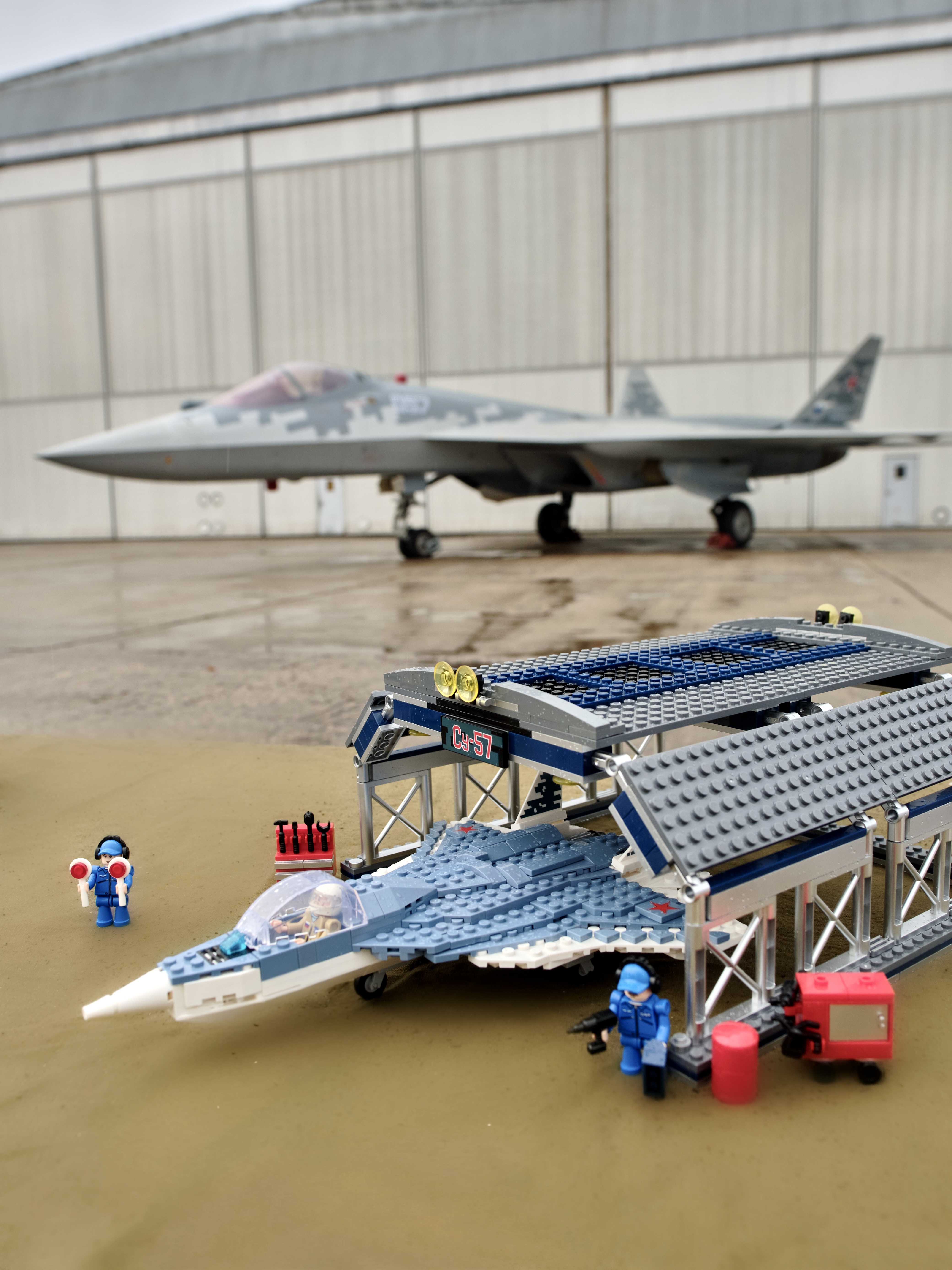 Конструктор brick labs City самолет СУ-57 с ангаром 657 дет. - фото 15