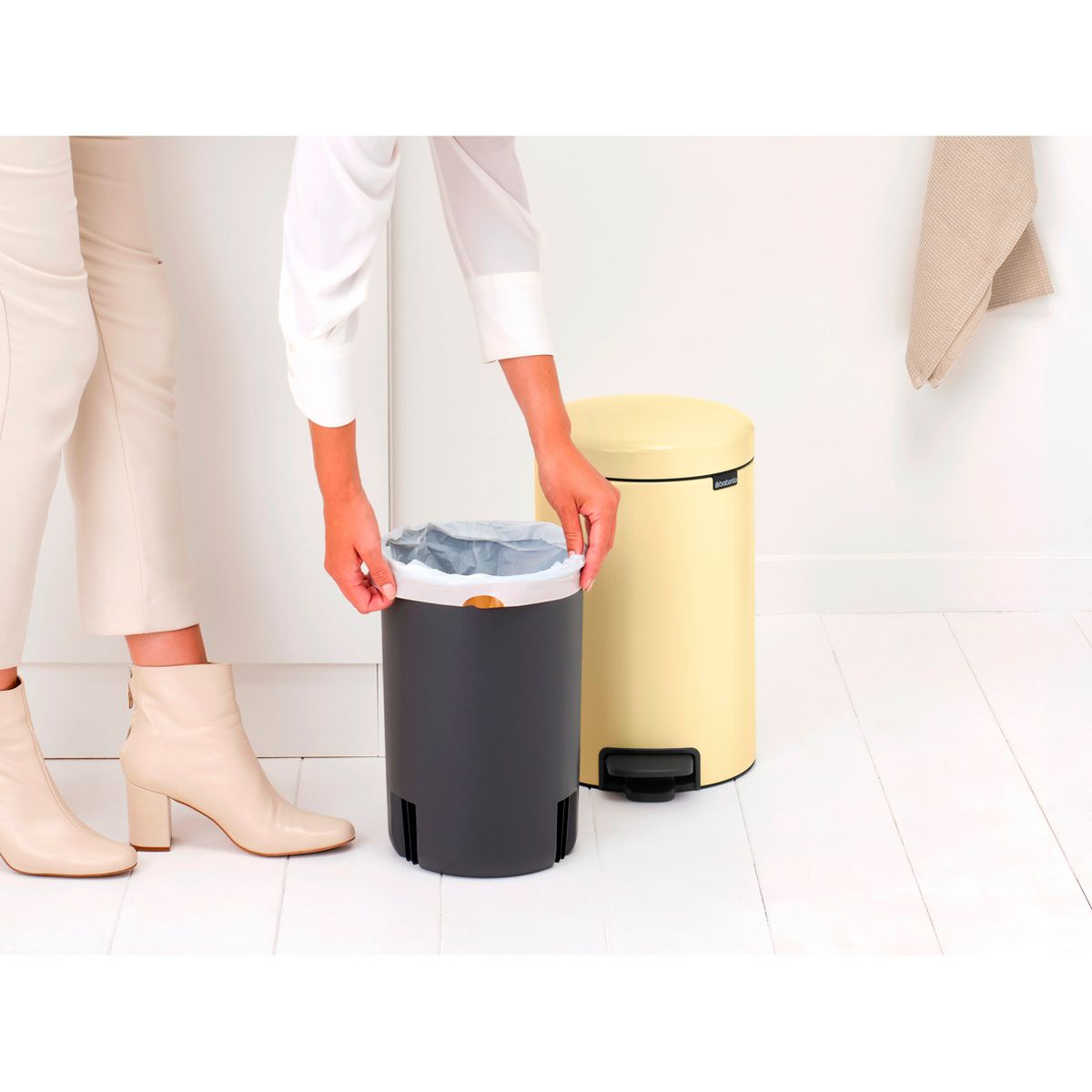Бак мусорный Brabantia NewIcon с педалью ванильно-желтый 12л 233807 - фото 9
