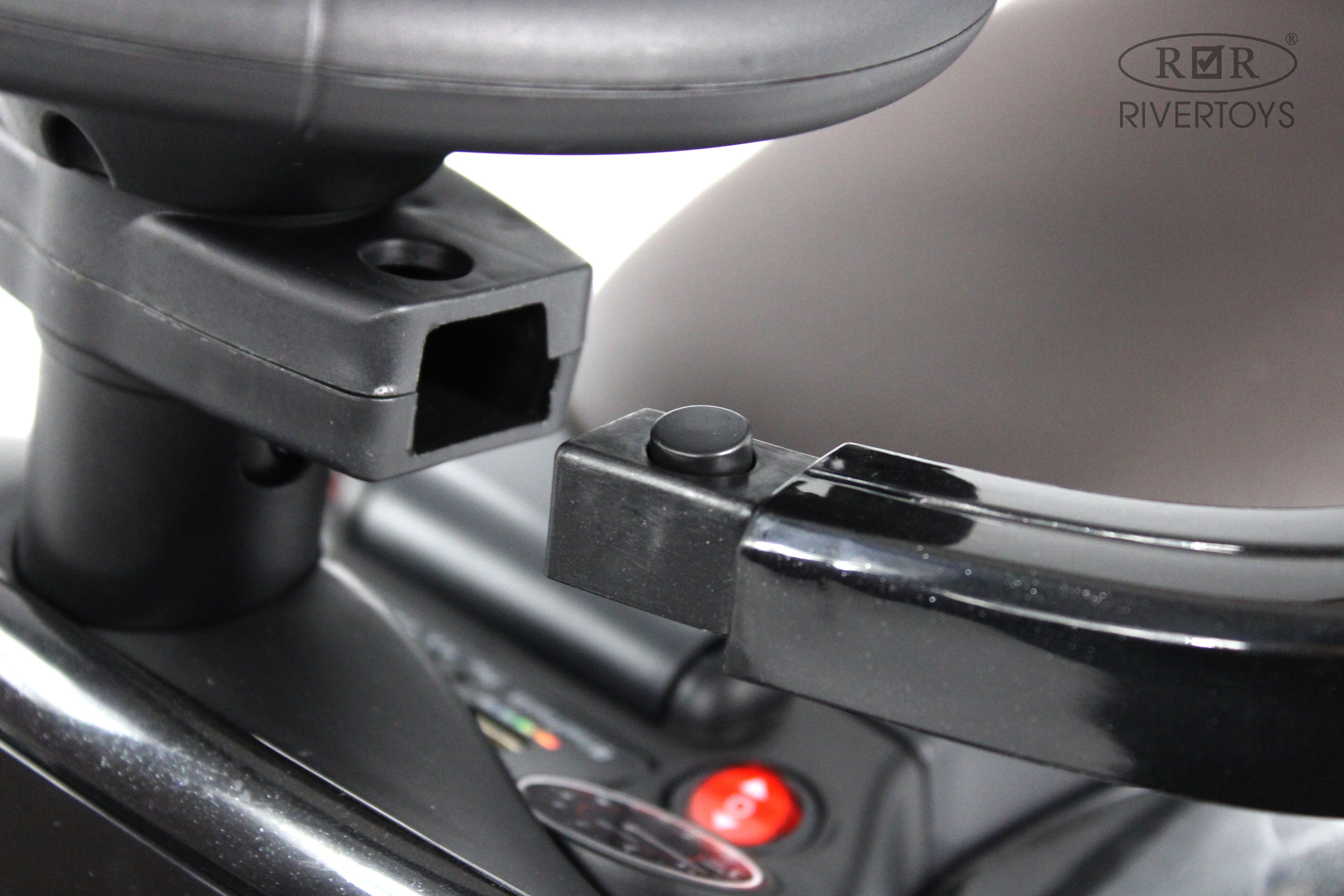 Электромобиль RIVERTOYS Toyota Z002ZZ-A-BLACK С пультом ДУ - фото 15