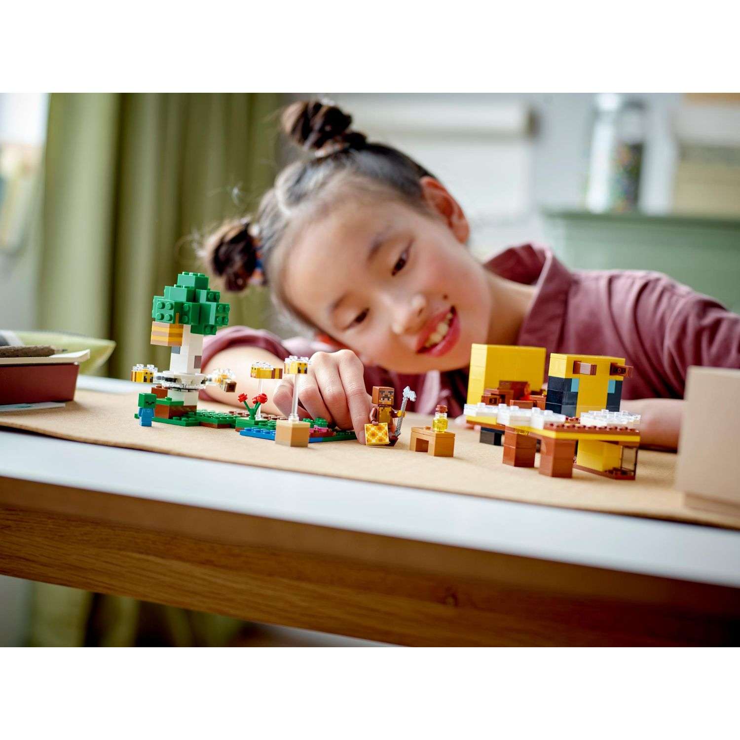 Конструктор LEGO Minecraft Пчелиный коттедж 254 дет. - фото 10