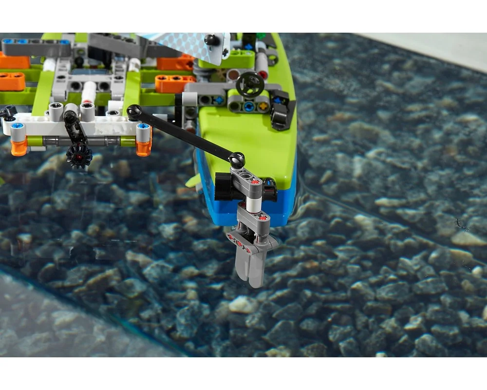 Конструктор LEGO Technic 42105 404 дет. - фото 1