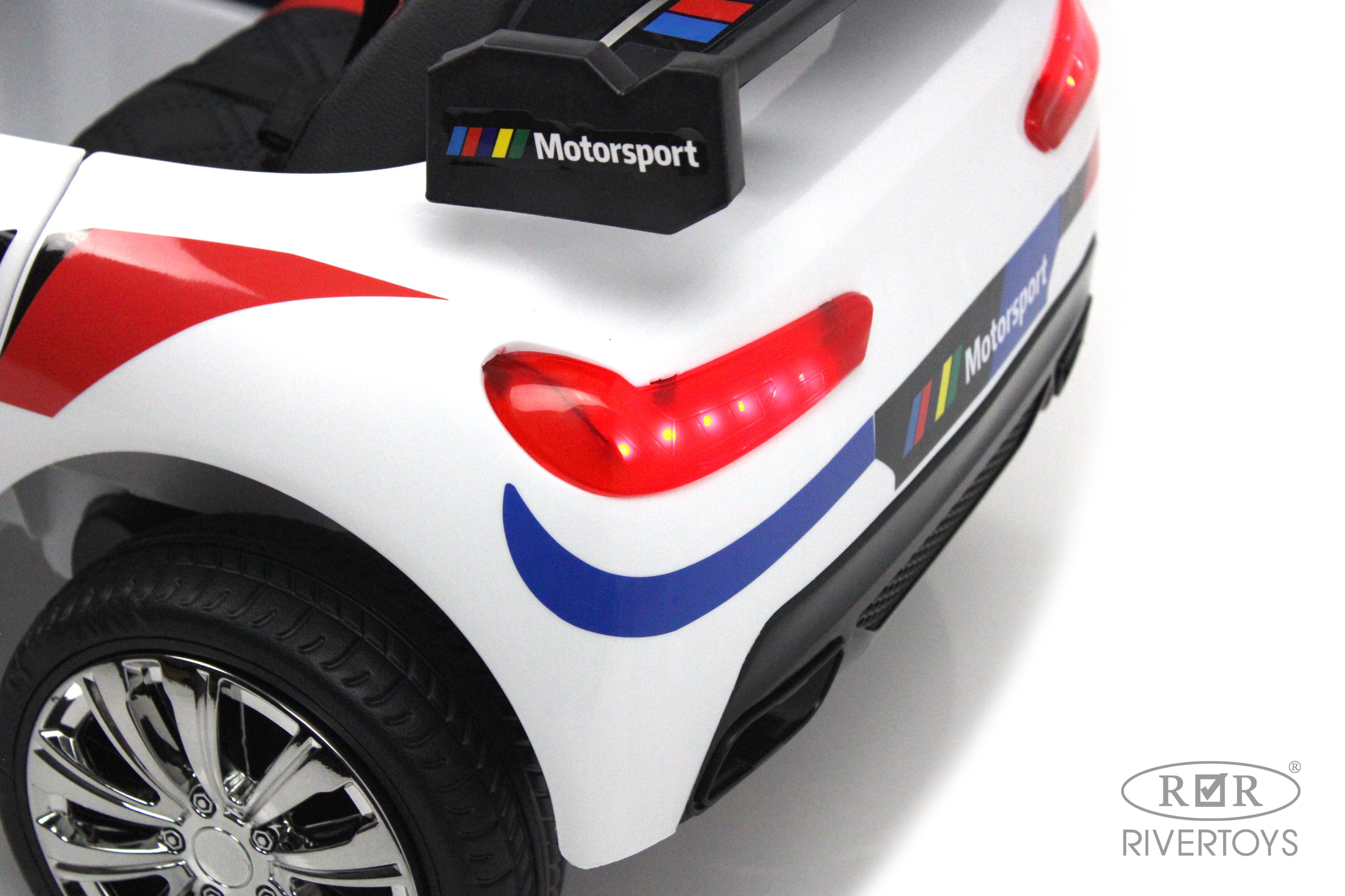 Электромобиль RIVERTOYS F444FF-WHITE С пультом ДУ - фото 9