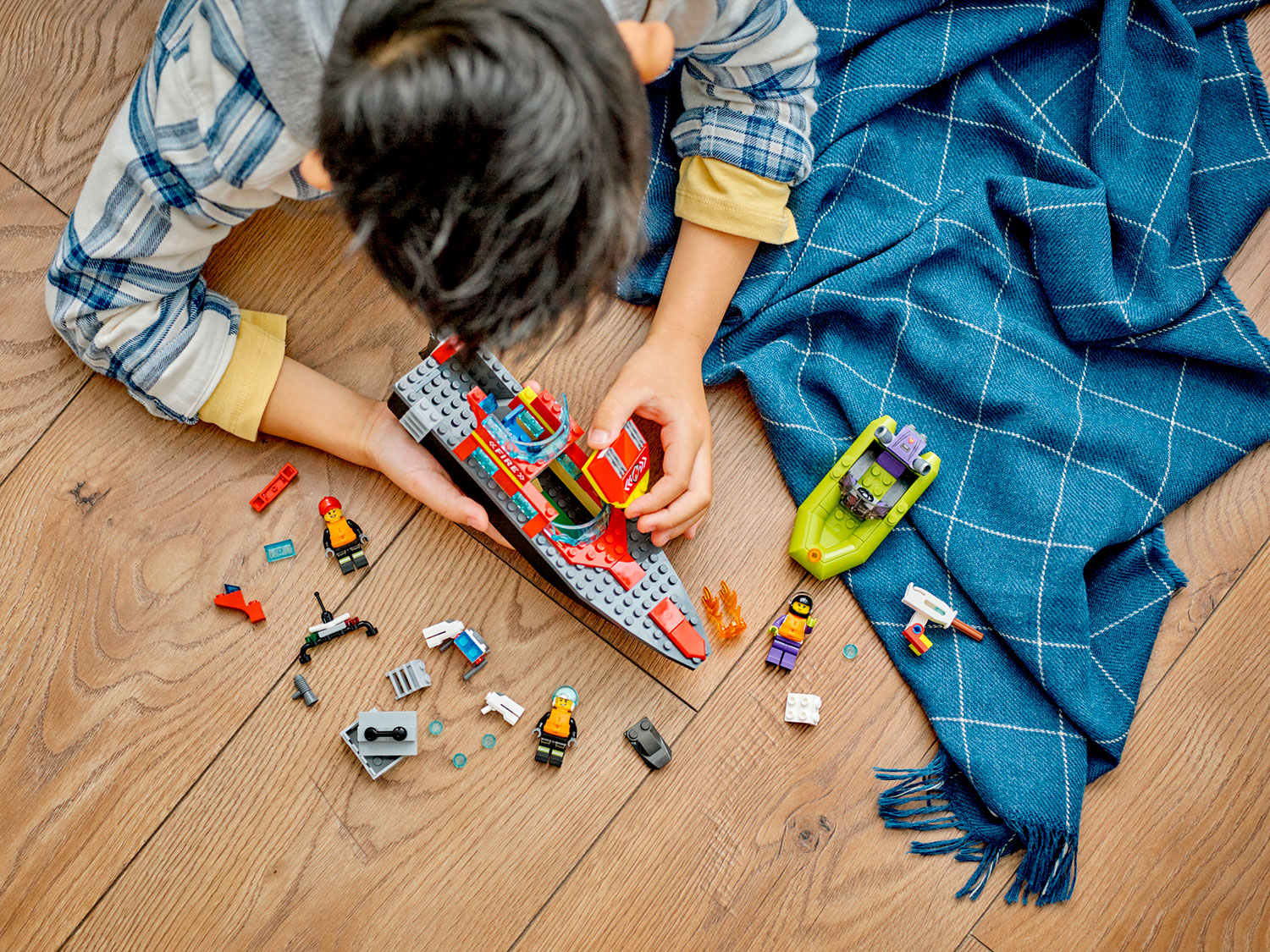 Конструктор LEGO City Пожарная спасательная лодка 144 дет. - фото 4