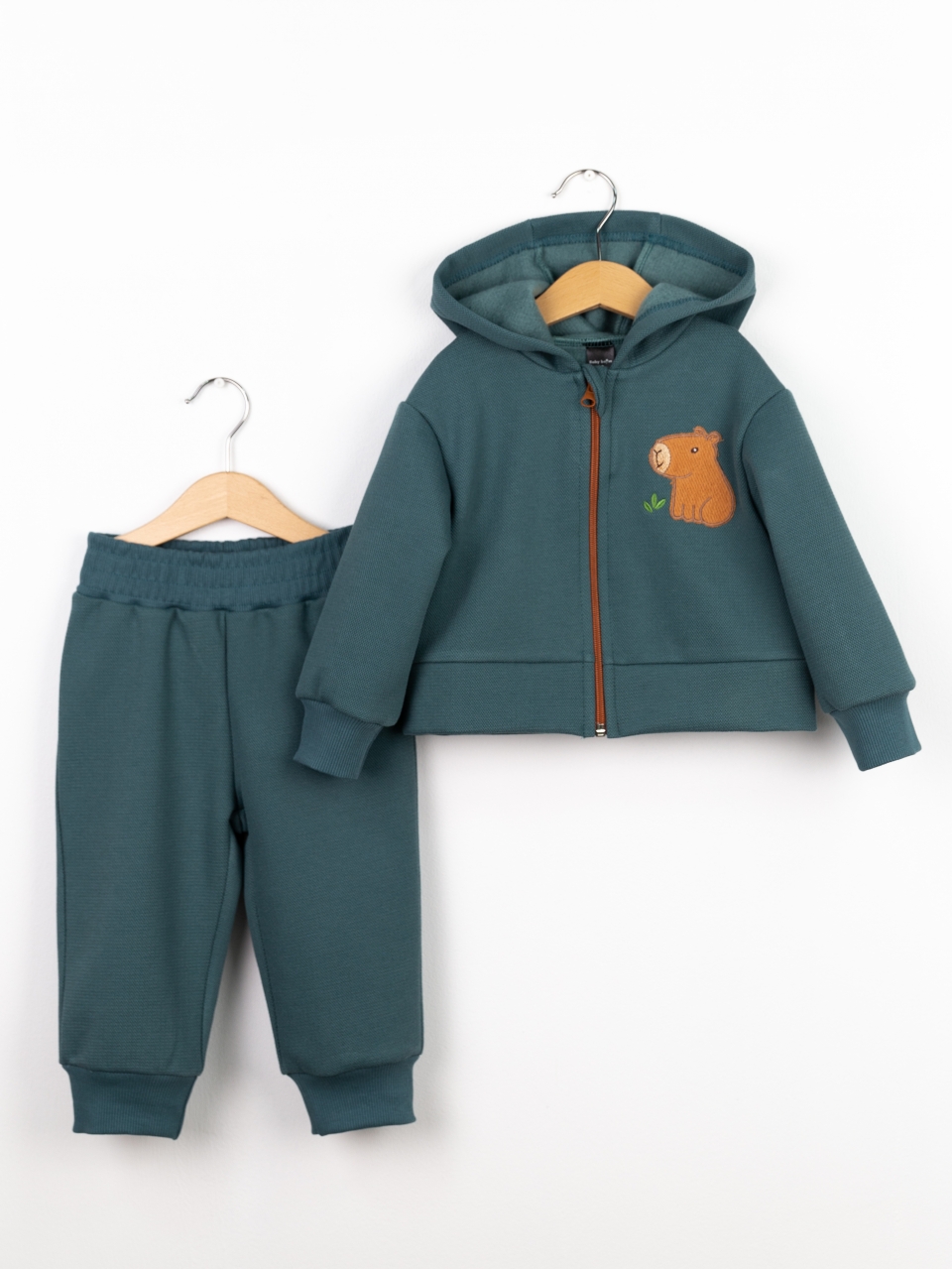 Костюм Baby boom КД573/1-Ф пике аппликация капибара полынь - фото 1