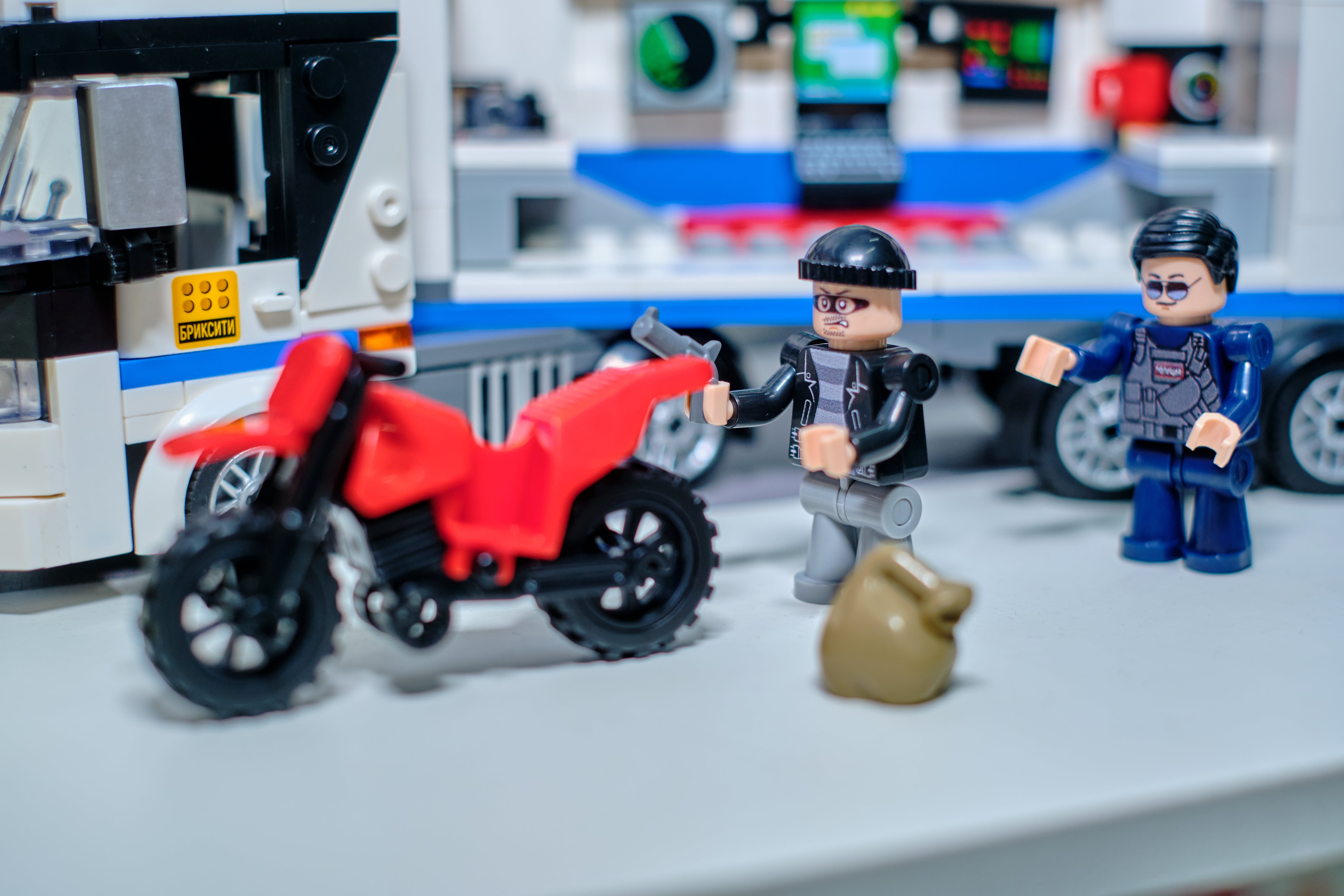 Конструктор brick labs Полицейский трак 572 дет. - фото 22