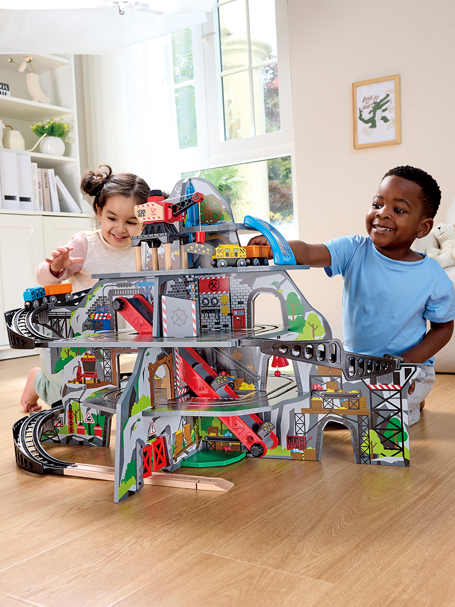 Изображение товара Детский железнодорожный набор Hape с краном и тоннелями для развития творческих навыков