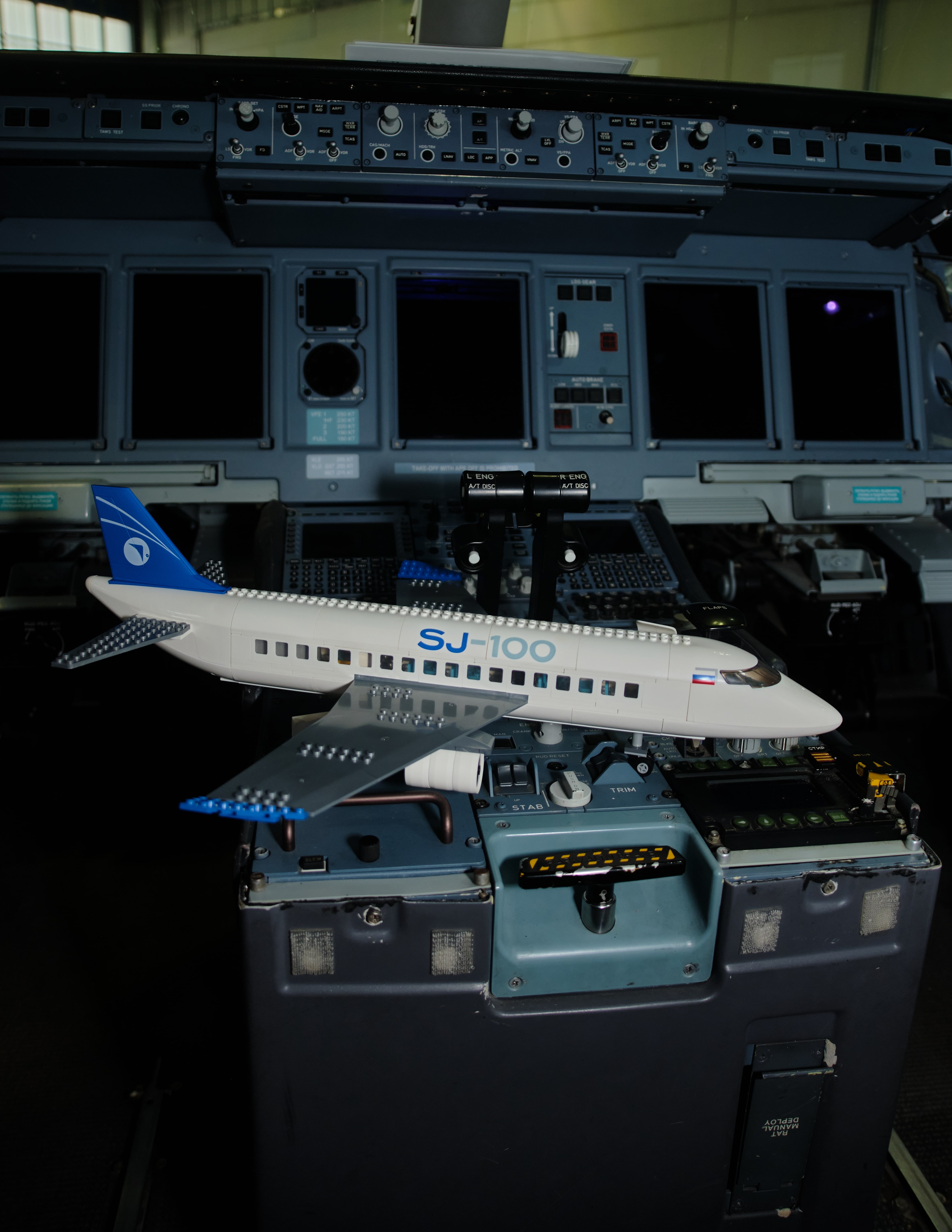 Конструктор brick labs City SJ-100 в аэропорту 939 дет. - фото 25