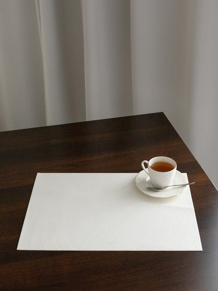 Салфетка сервировочная DeNASTIA Металлик 45x32 см экокожа белый E000579 - фото 1