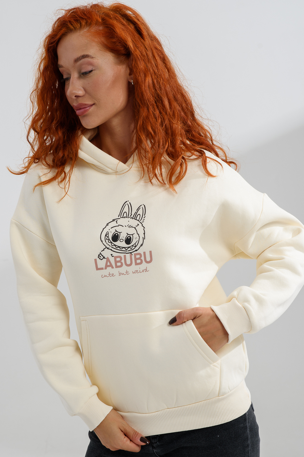 Худи Натали Суслова 8565 молочный+лабубу - фото 4