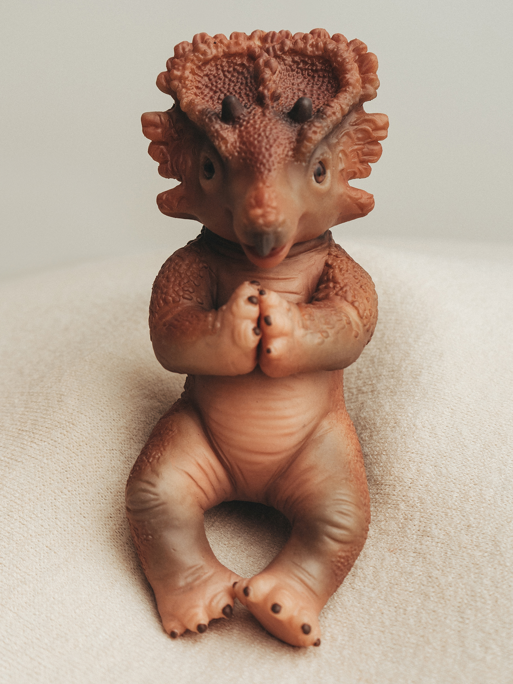 Кукла мини Magic Manufactory Magic Dino Трицератопс высота 24 см 4631163177450 - фото 3