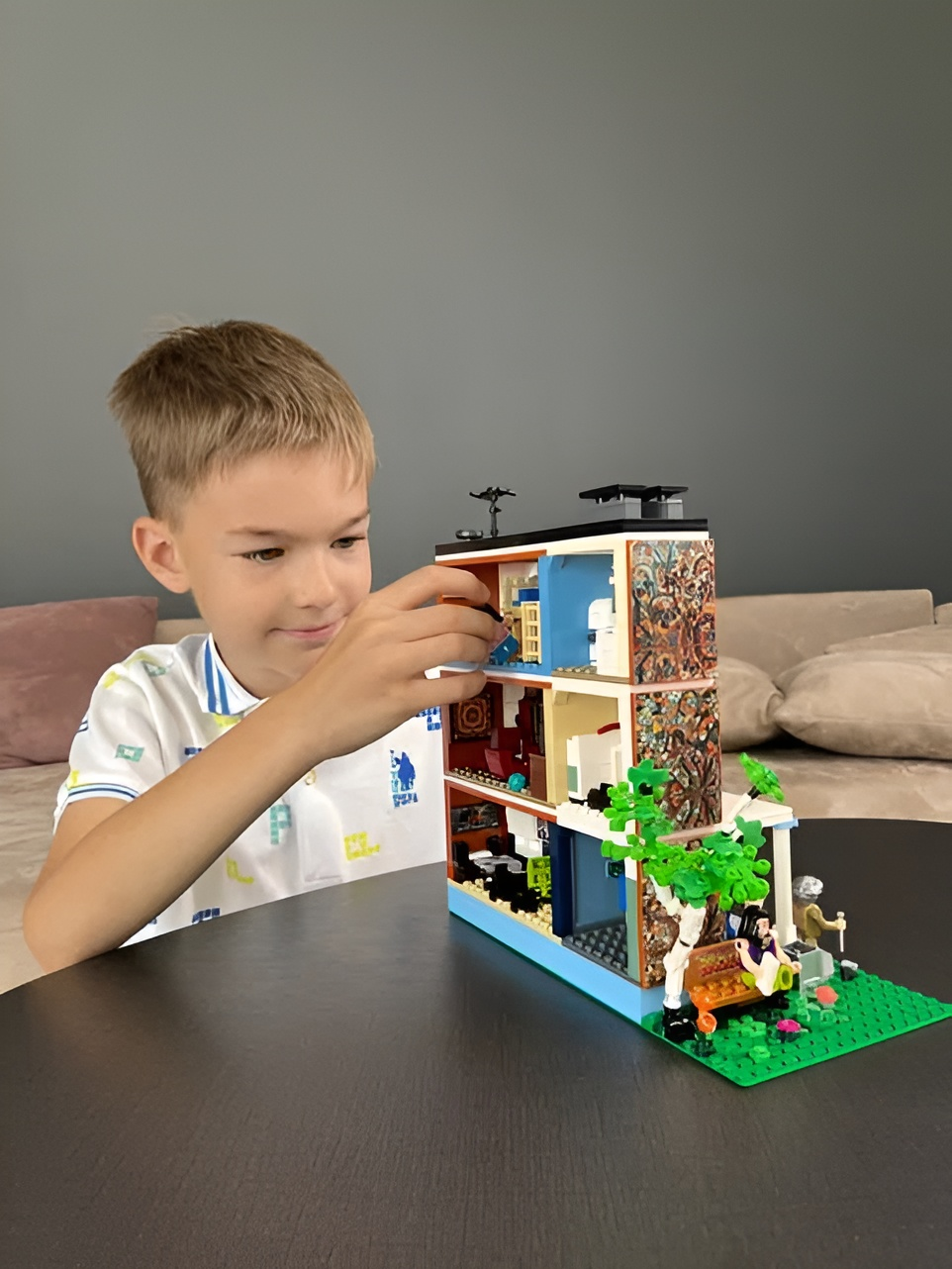 Конструктор brick labs Жилой дом Бриксити из мини-блоков 1097 дет. - фото 8