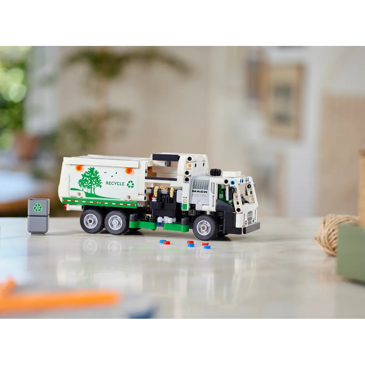 Конструктор LEGO Technic Электрический мусоровоз Mack блочный - фото 9