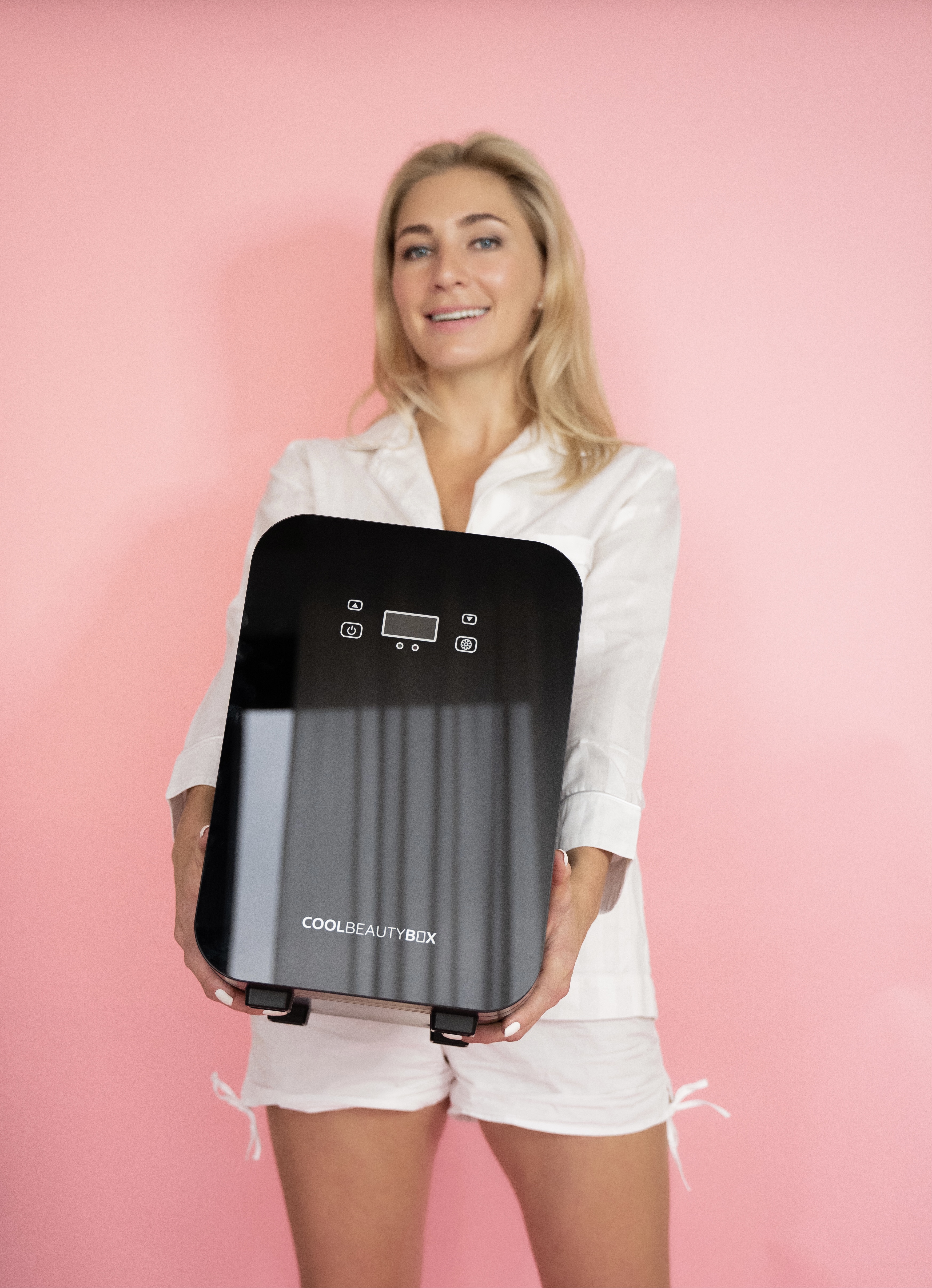 Бьюти-холодильник COOLBOXBEAUTY 10 л черный с дисплеем - фото 1