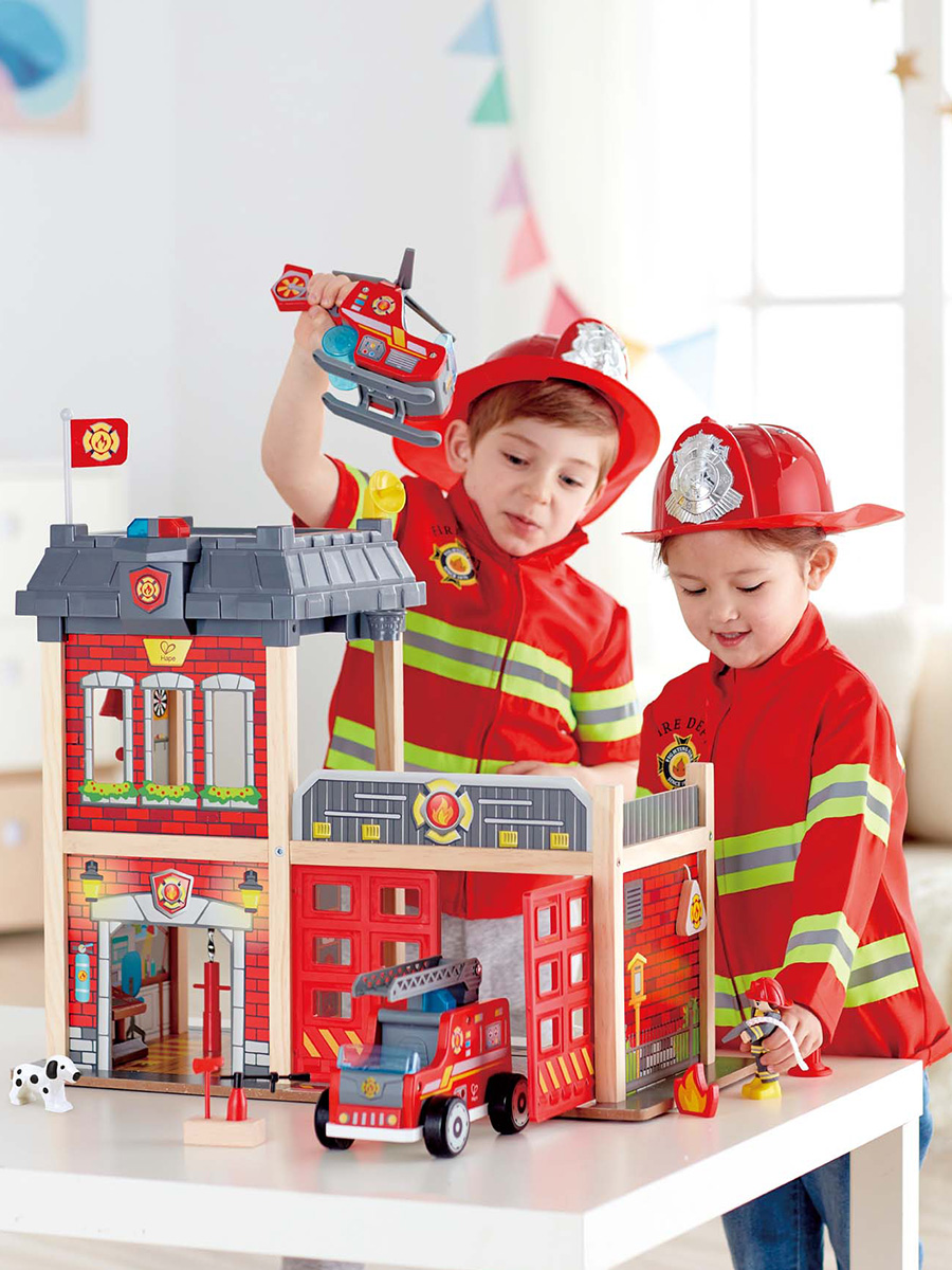 Игрушка Hape Пожарный (инструменты, экипировка) - фото 1