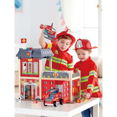 Игрушка Hape Пожарный (инструменты, экипировка)