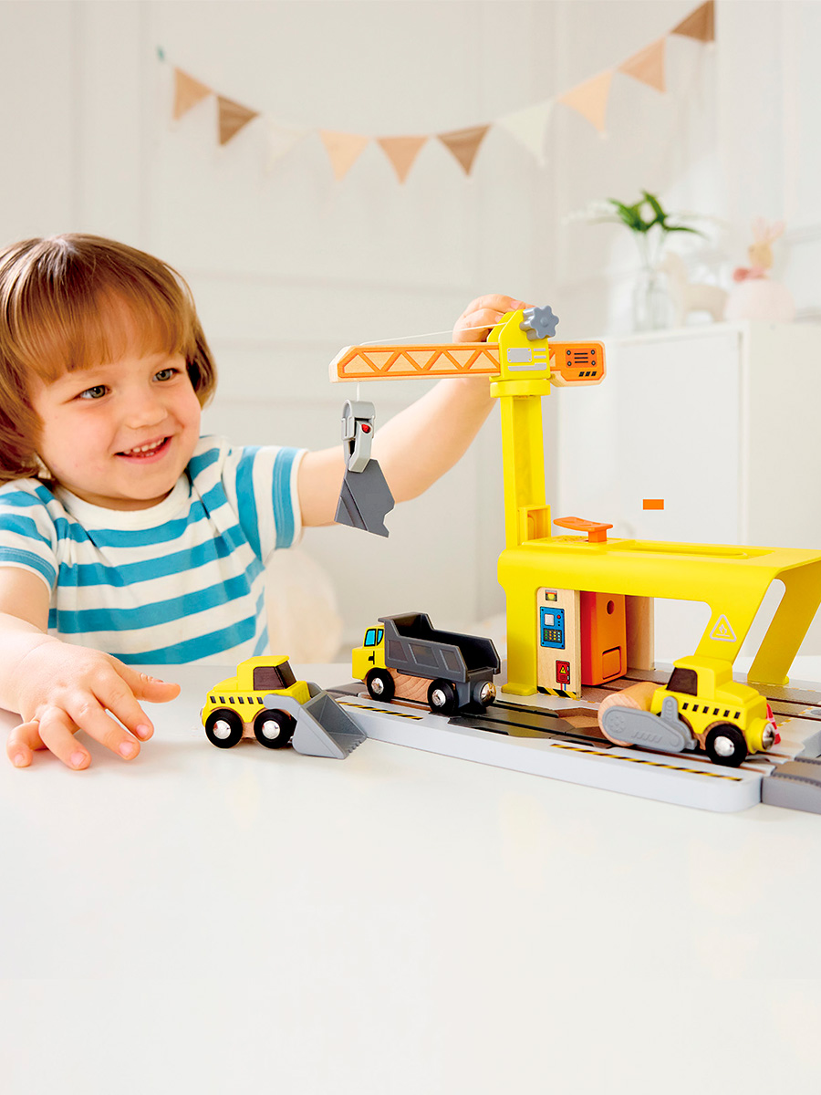 Изображение товара Игровой набор железнодорожный Hape для детей от 3 лет с краном и путями