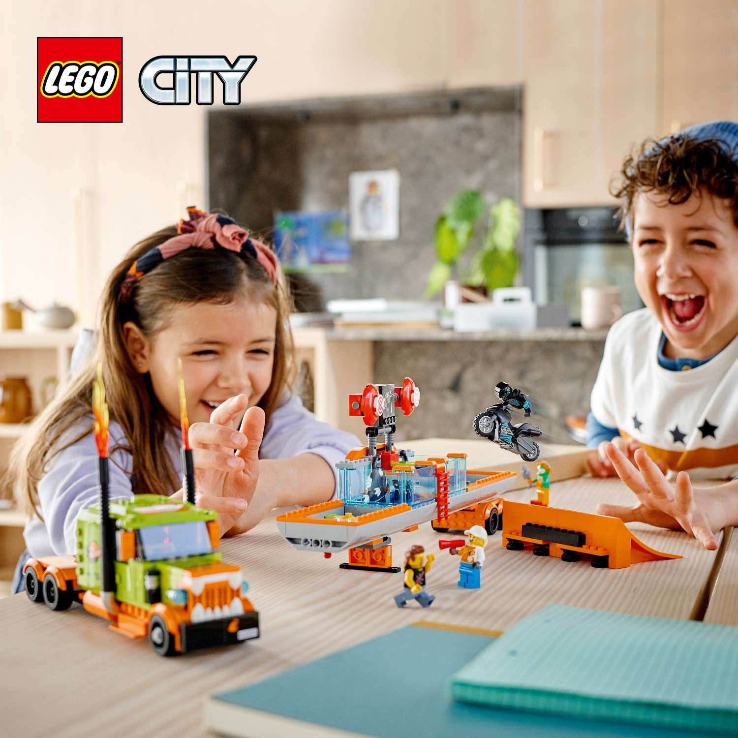 Конструктор LEGO City Грузовик для шоу каскадёров 420 дет. - фото 12