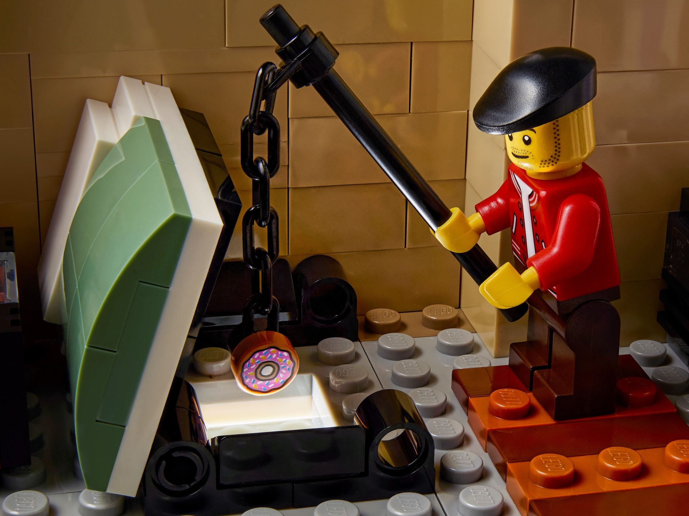 Конструктор LEGO Icons 10278 2923 дет. - фото 7
