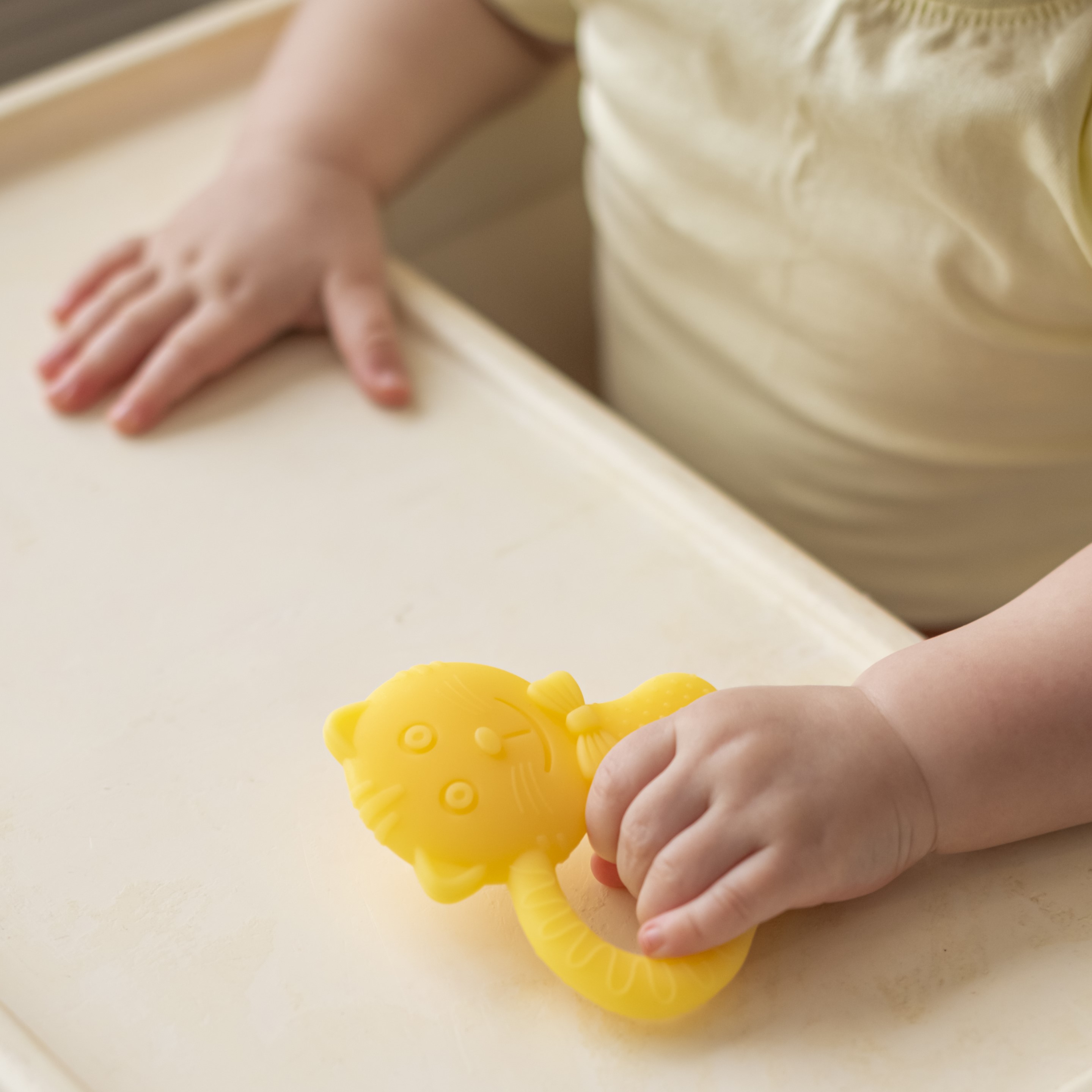 Прорезыватель Uviton желтый - фото 2