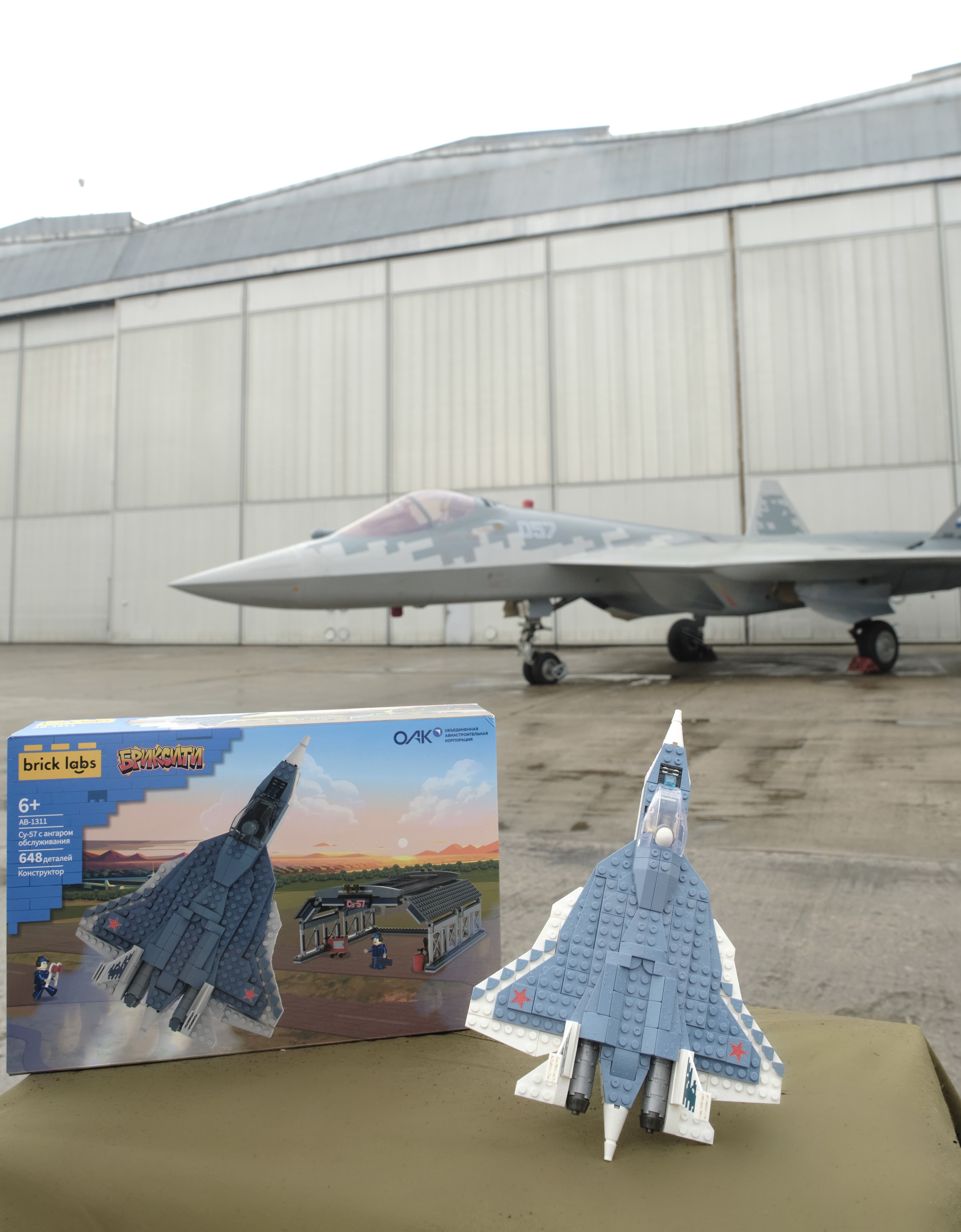 Конструктор brick labs City самолет СУ-57 с ангаром 657 дет. - фото 12
