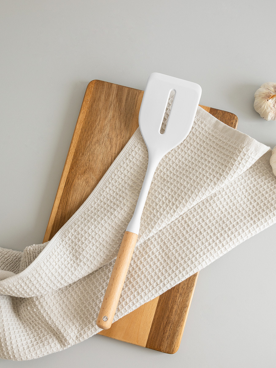 Лопатка кулинарная DeNASTIA Силвуд 33x7x4.4 см силикон бук светло-серый A000351 - фото 7