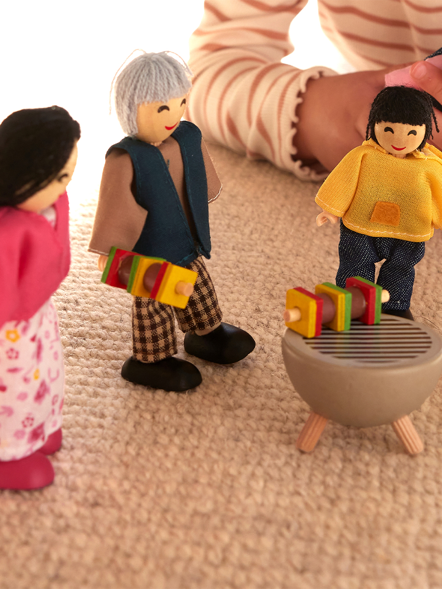 Кукла мини Hape Счастливая семья E3502_HP - фото 5