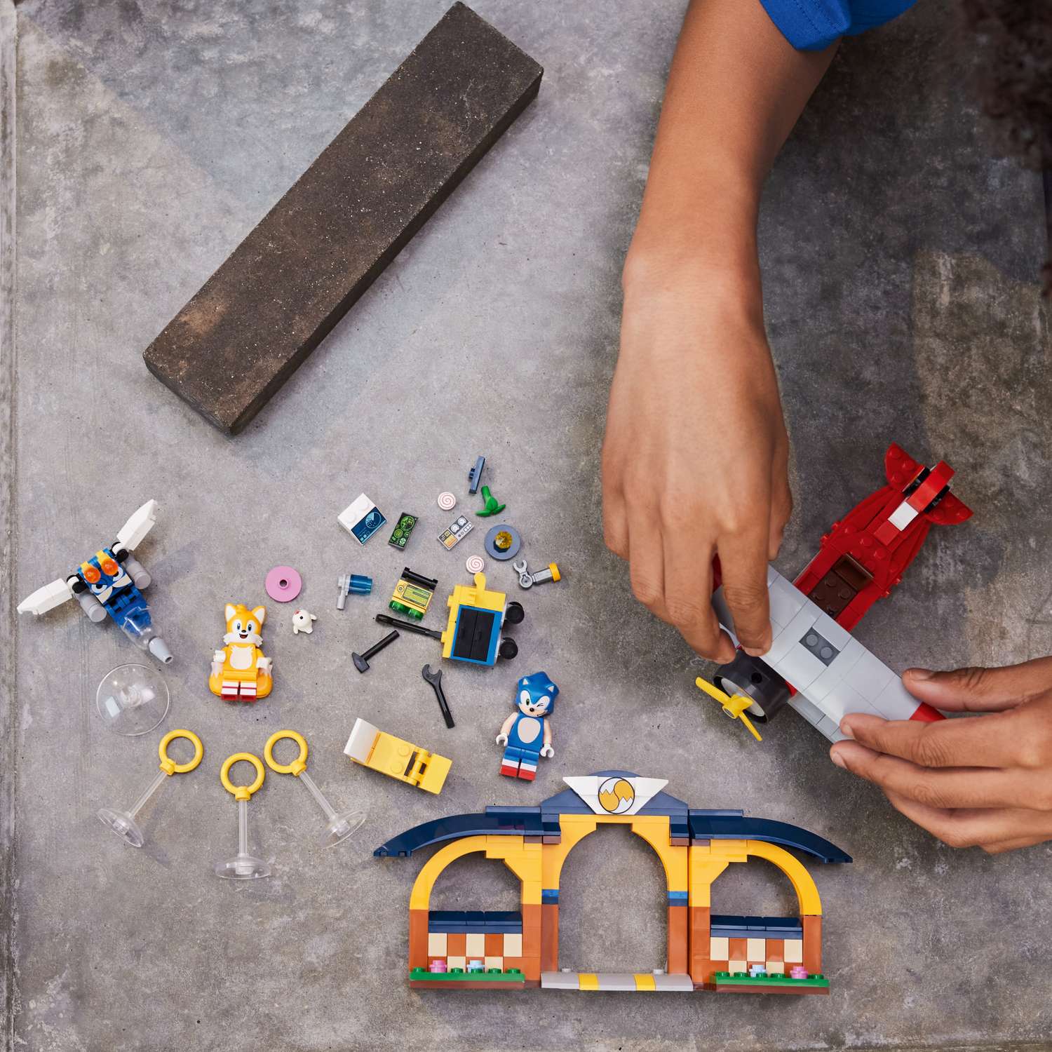Конструктор LEGO Sonic the Hedgehog Мастерская Тейлза и самолет блочный - фото 6