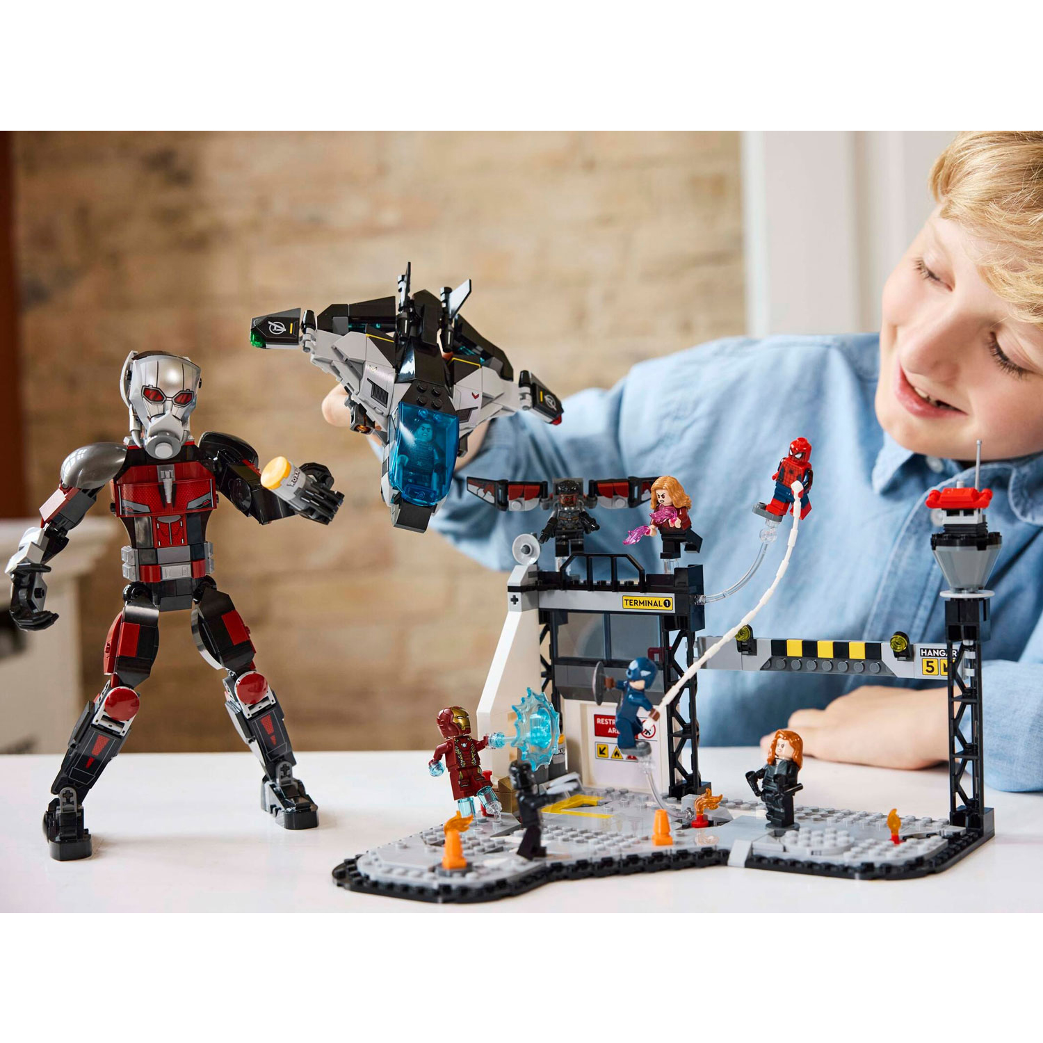 Конструктор LEGO Marvel Super Heroes Капитан Америка Противостояние блочный - фото 7
