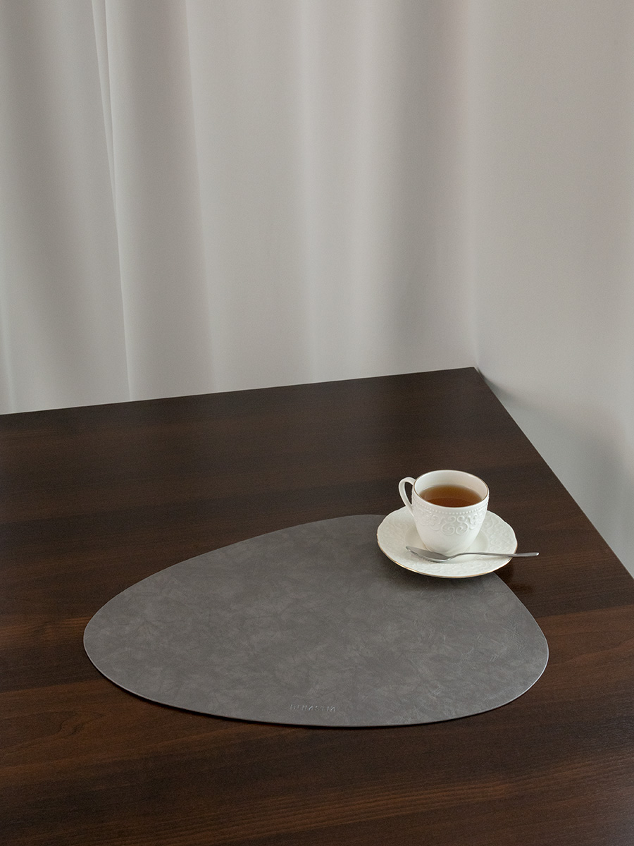 Изображение товара Салфетка сервировочная из экокожи DeNASTIA 45x36 см серый Металлик