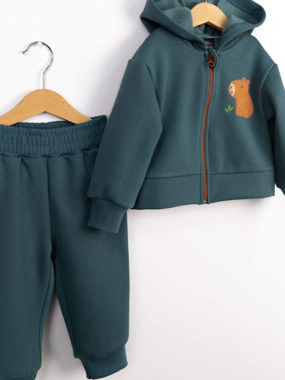 Костюм Baby boom КД573/1-Ф пике аппликация капибара полынь - фото 3