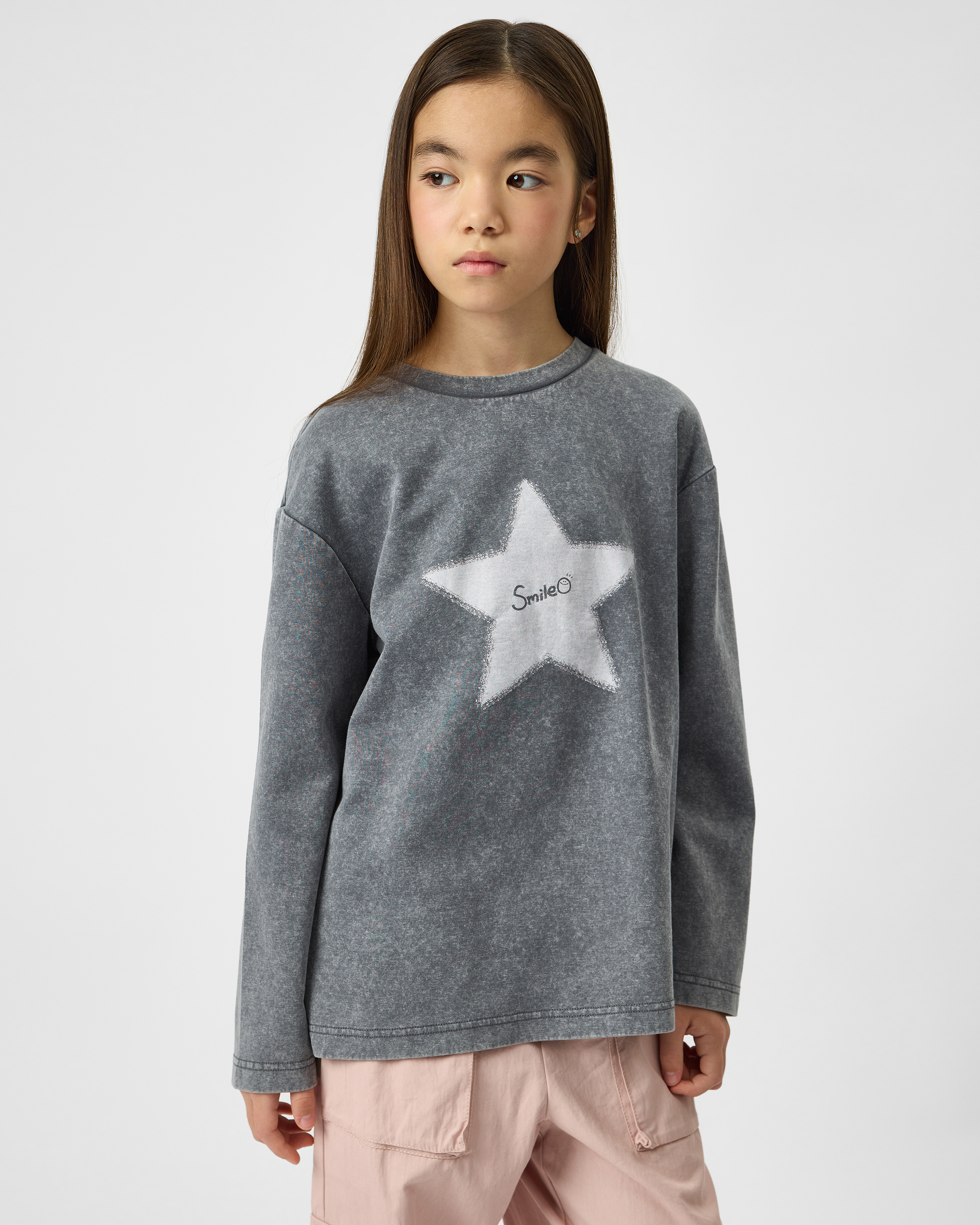 Изображение товара Серый детский лонгслив Futurino с принтом звезды для девочки