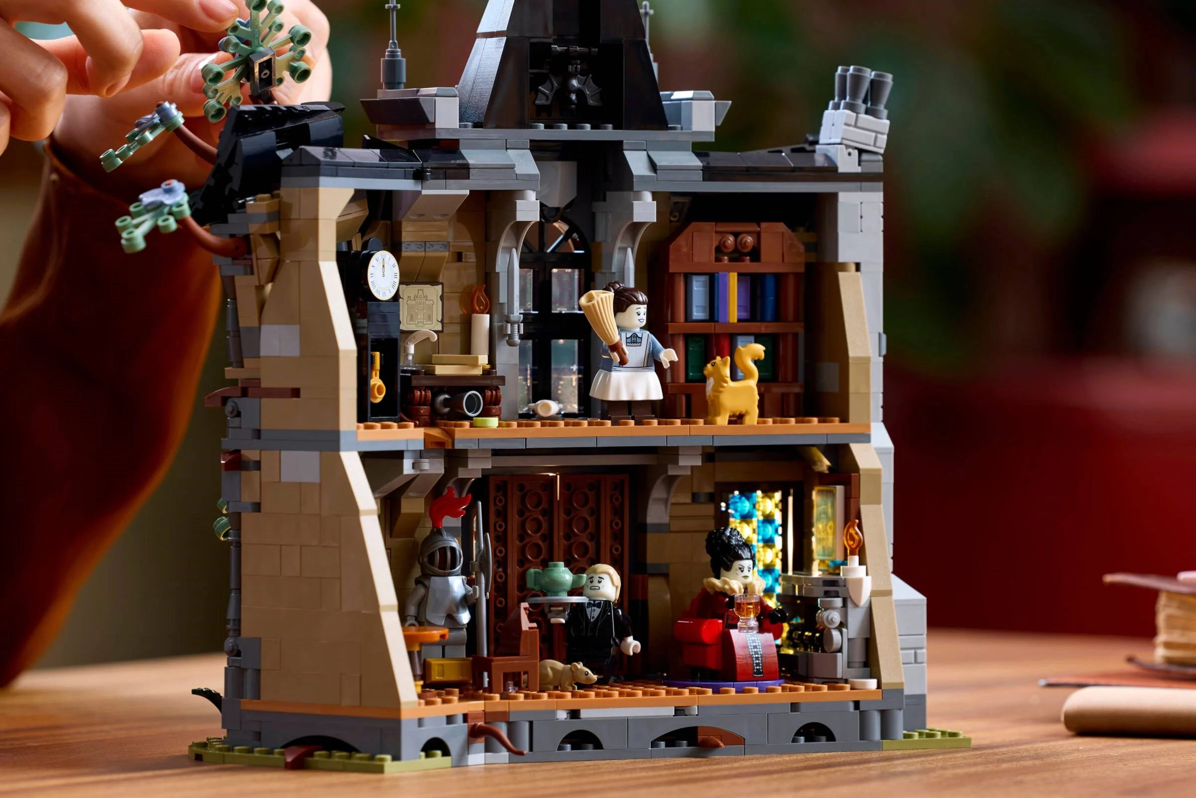 Конструктор LEGO Icons 1420 дет. - фото 7