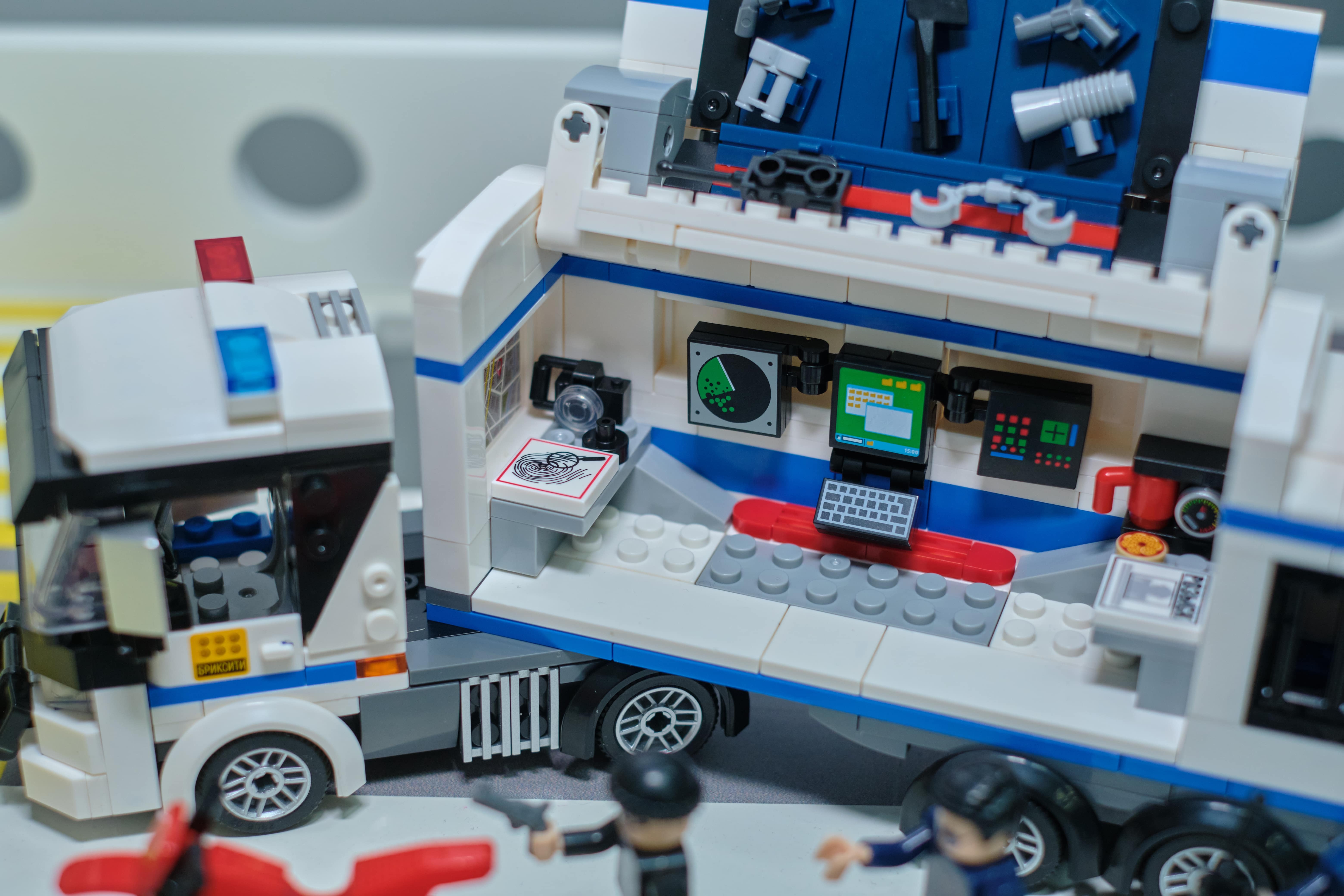 Конструктор brick labs Полицейский трак 572 дет. - фото 16