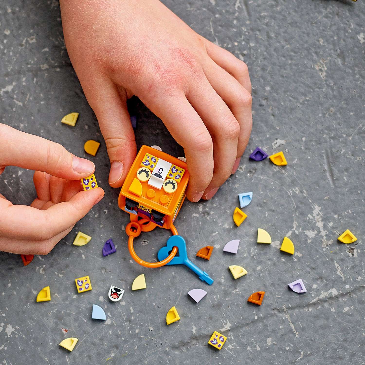 Конструктор LEGO DOTS Брелок Леопард блочный - фото 12