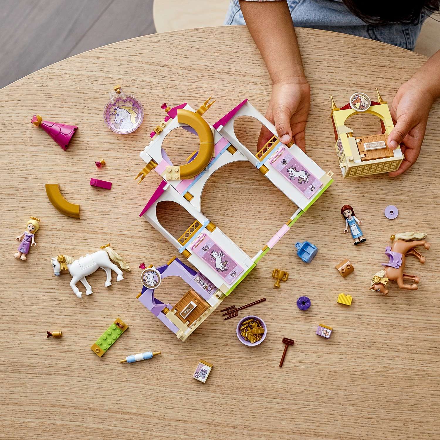 Конструктор LEGO Disney Princess Конюшня Белль и Рапунцель 239 дет. - фото 13