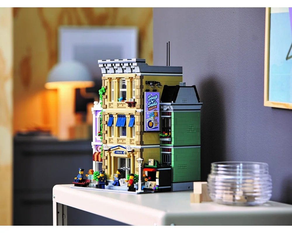 Конструктор LEGO Creator Expert 10278 2903 дет. - фото 30
