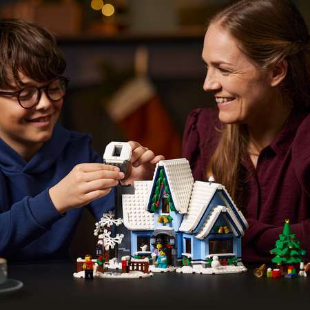 Конструктор LEGO Icons В ожидании Санты блочный