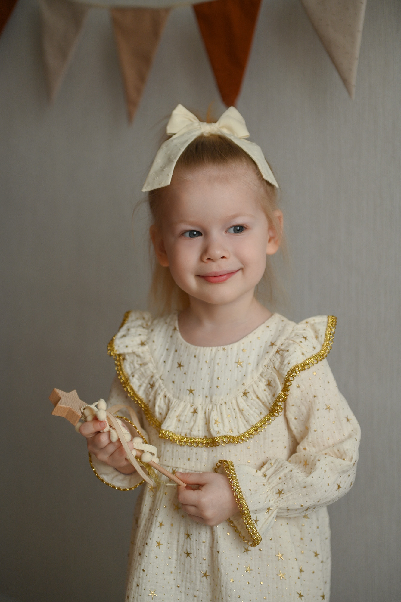 Платье BabyDreams ППМ_1/платье золотые звезды - фото 1