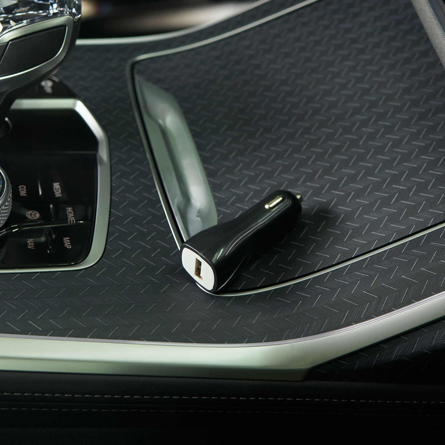 Зарядное устройство REXANT в прикуриватель с USB 5В 1000 мА черное - фото 1