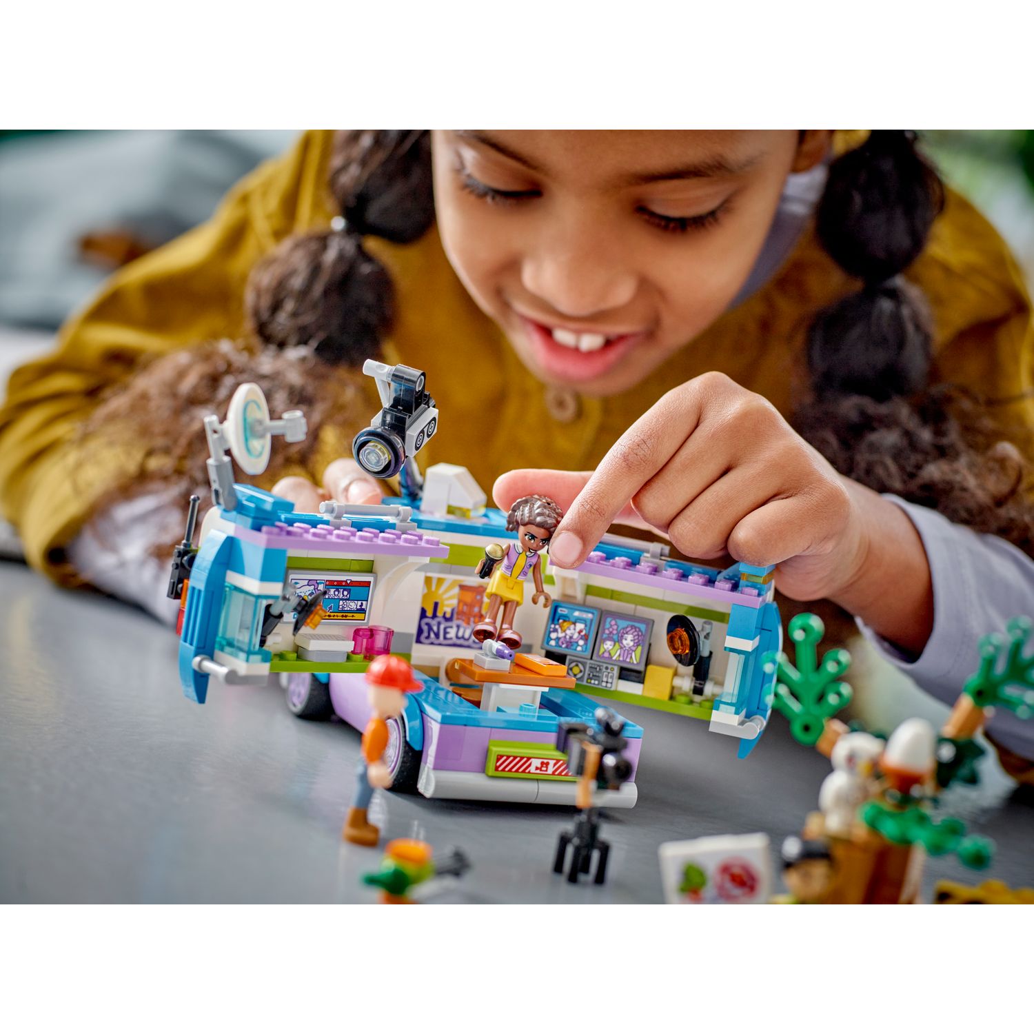 Конструктор LEGO Friends Newsroom Van 446 дет. - фото 6