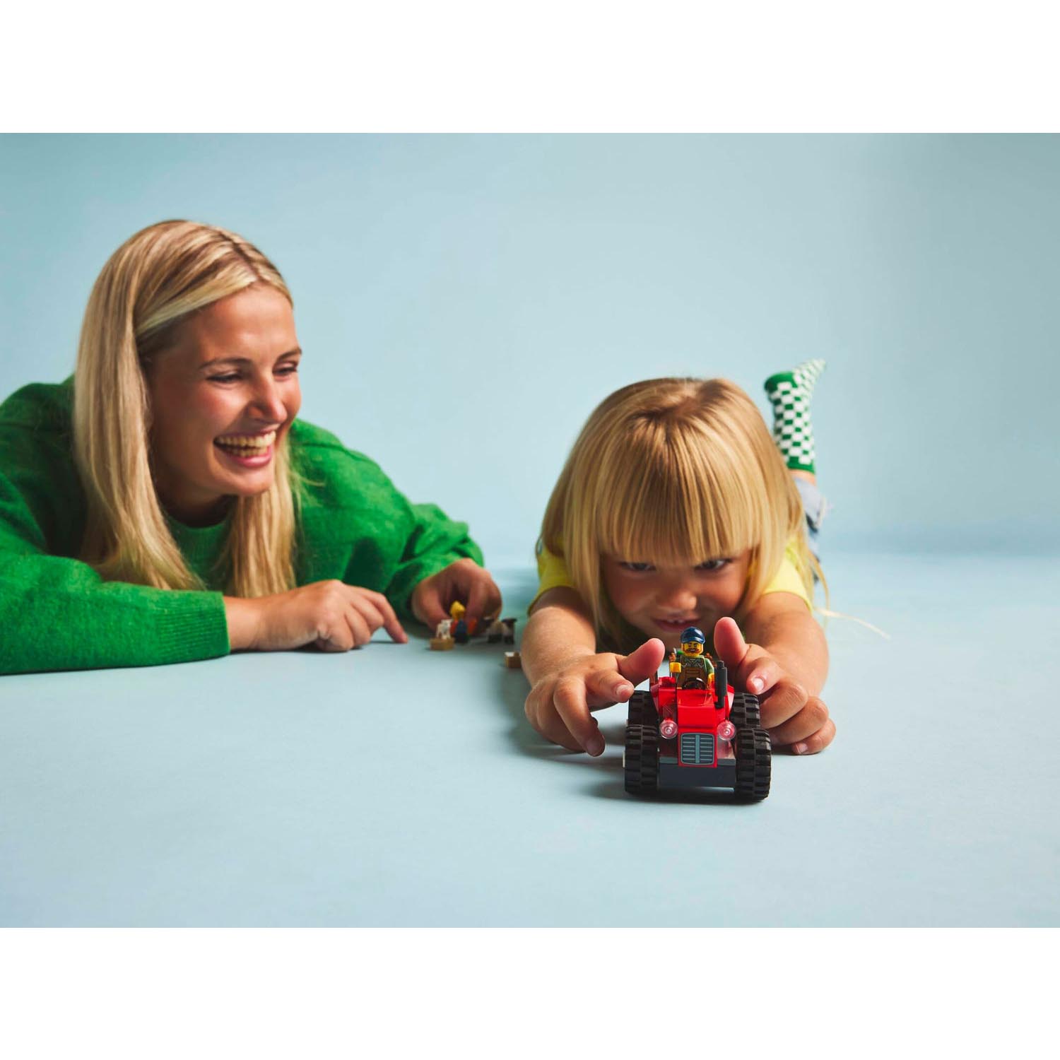 Конструктор LEGO City Красный фермерский трактор 116 дет. - фото 5