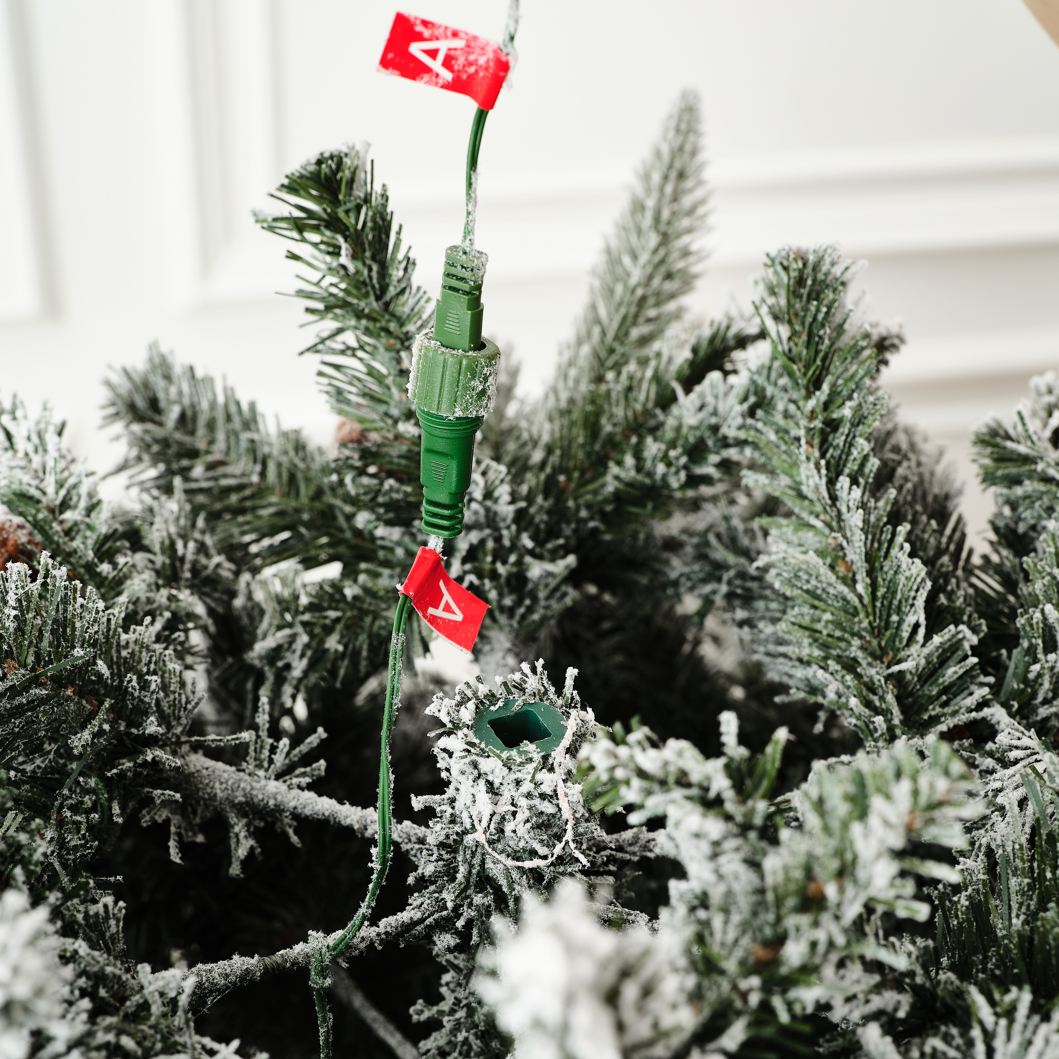 Елка искусственная BINOSHE Ile Grande LED заснеженная с шишкой и подсветкой 240 см - фото 7