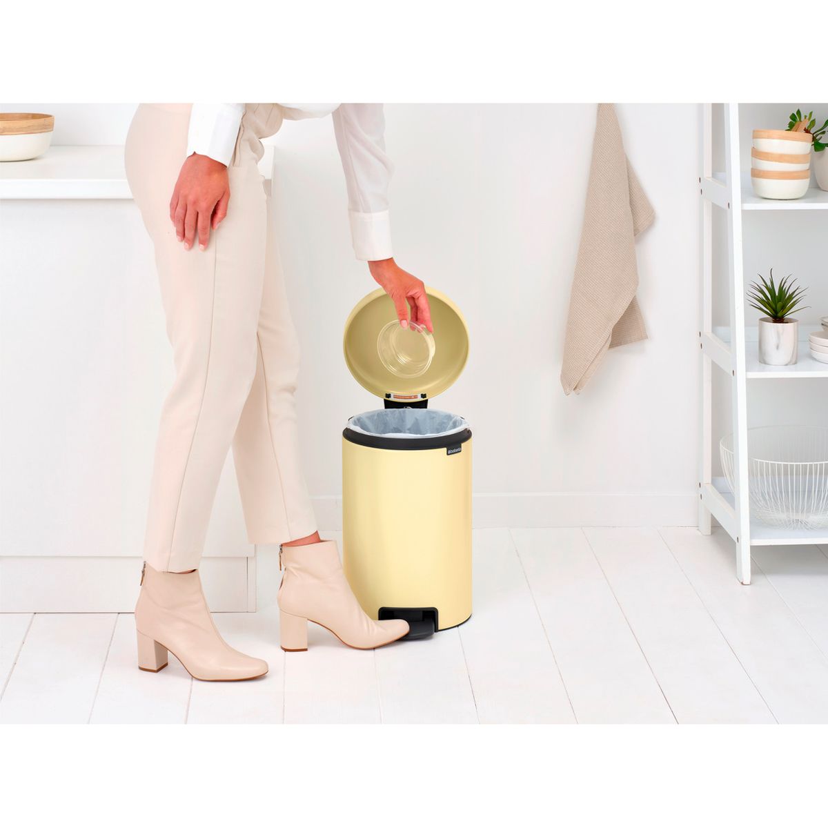 Бак мусорный Brabantia NewIcon с педалью ванильно-желтый 12л 233807 - фото 7