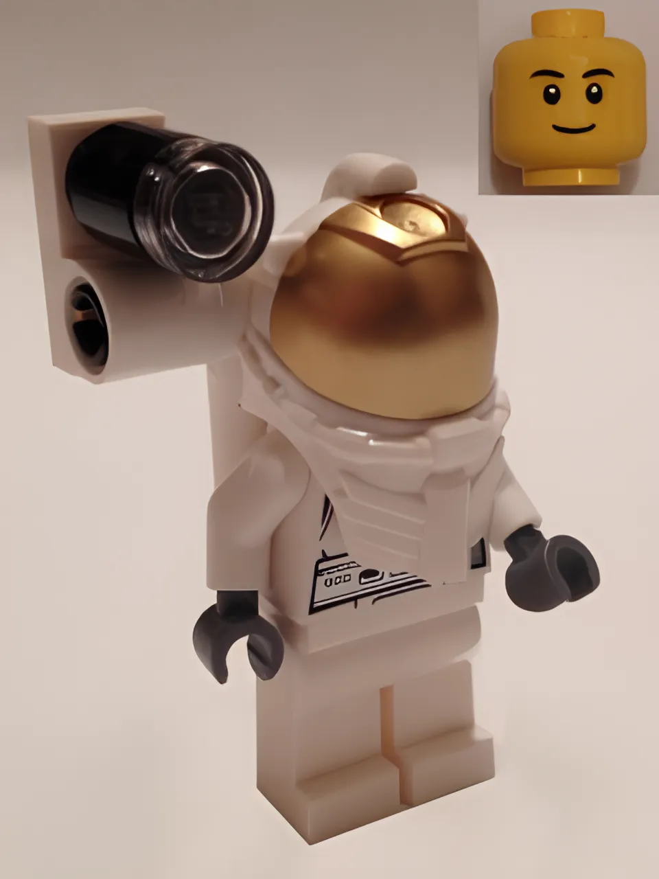 Фигурка LEGO Astronaut Male with - фото 1