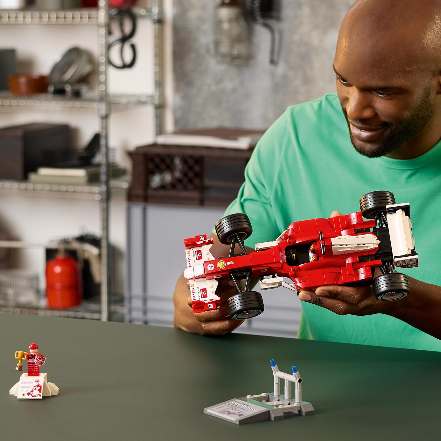 Конструктор LEGO Icons Феррари F2004 735 дет. - фото 6