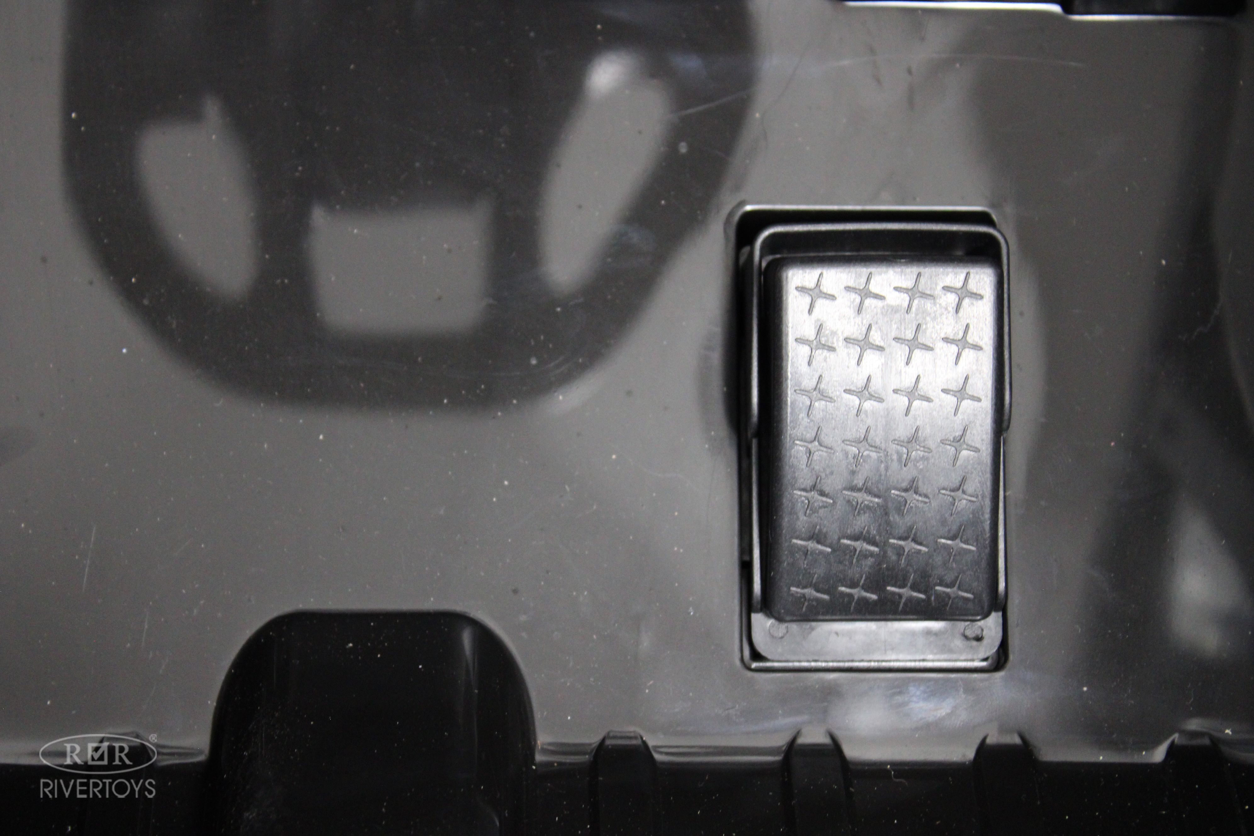 Электромобиль RIVERTOYS O111OO-RAM-BLACK С пультом ДУ - фото 22