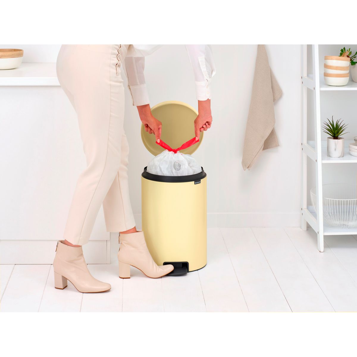 Бак мусорный Brabantia NewIcon с педалью ванильно-желтый 20л 233821 - фото 8